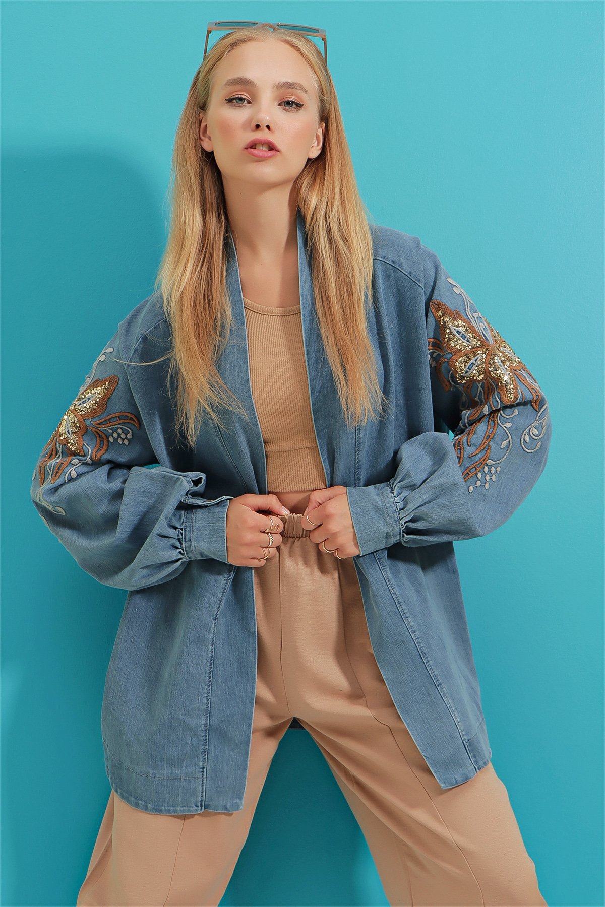 Şal Yaka Sırtı Ve Kolları Nakış İşlemeli Denim Ceket - MAVİ
