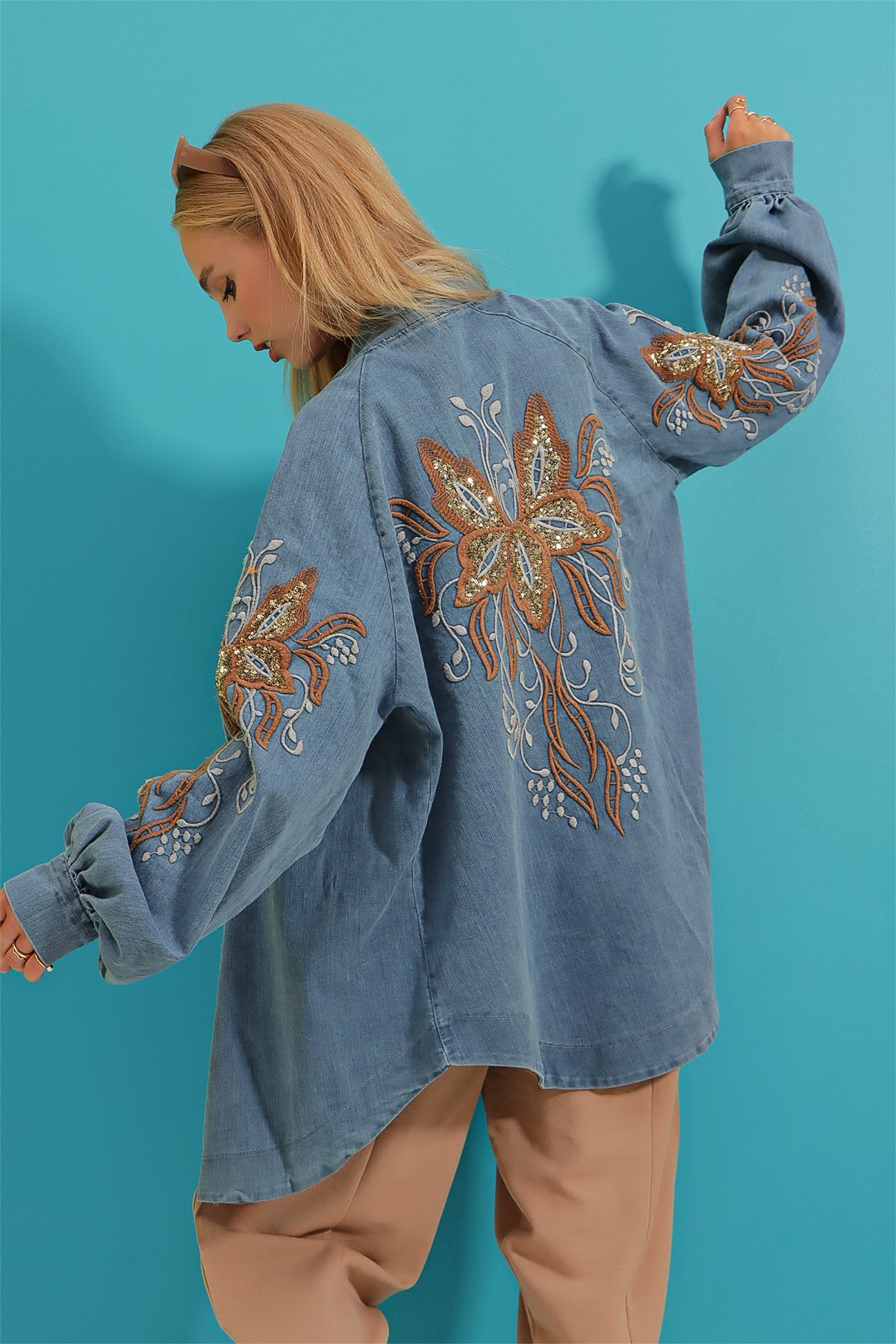 Şal Yaka Sırtı Ve Kolları Nakış İşlemeli Denim Ceket - MAVİ