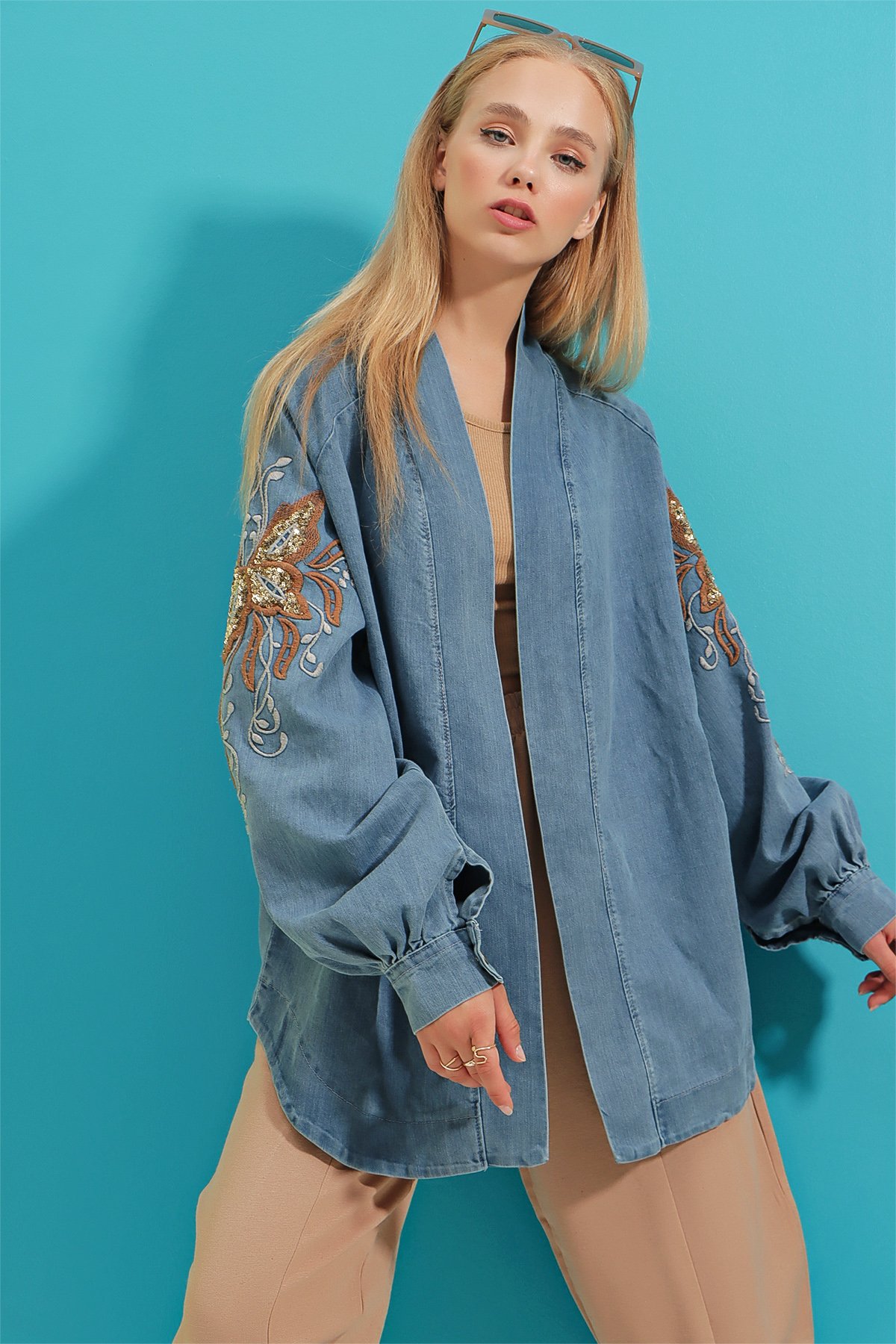Şal Yaka Sırtı Ve Kolları Nakış İşlemeli Denim Ceket - MAVİ