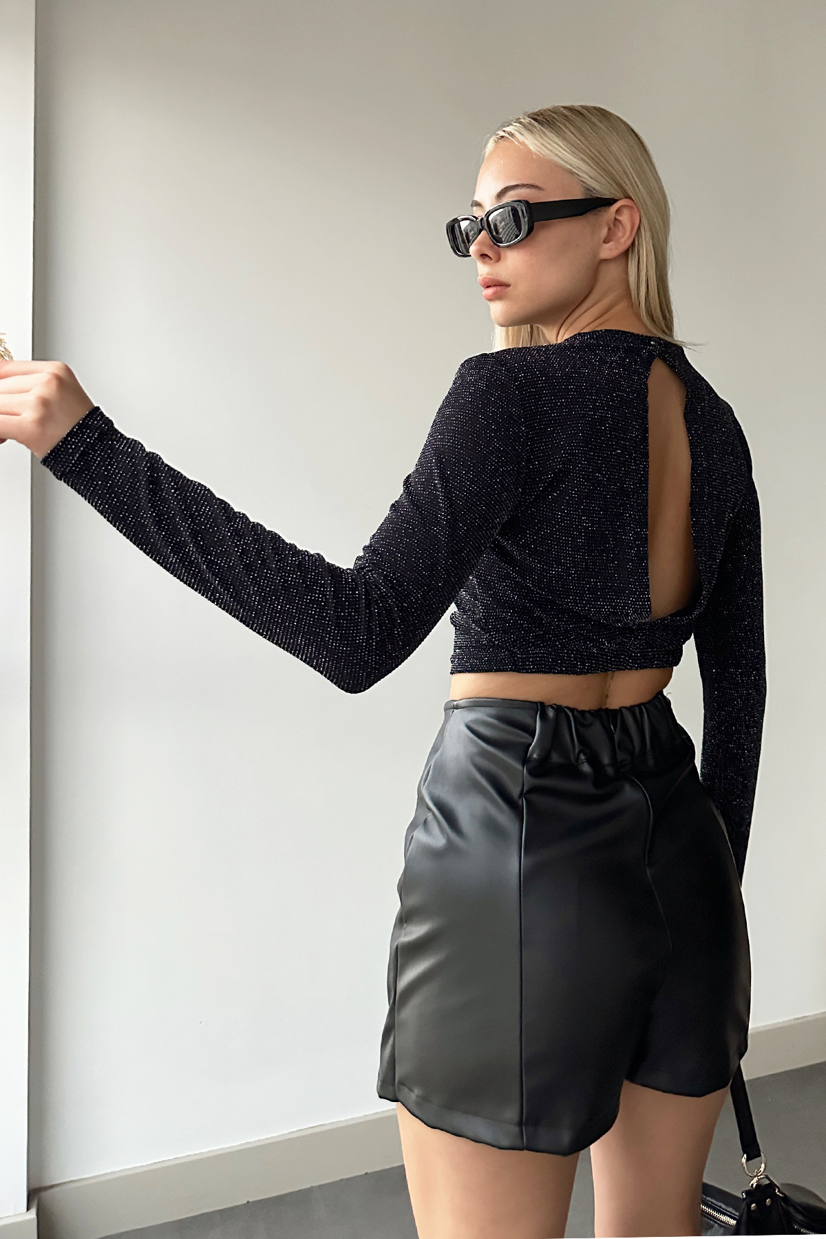 Sırt Dekolteli Simli Crop Bluz - Siyah