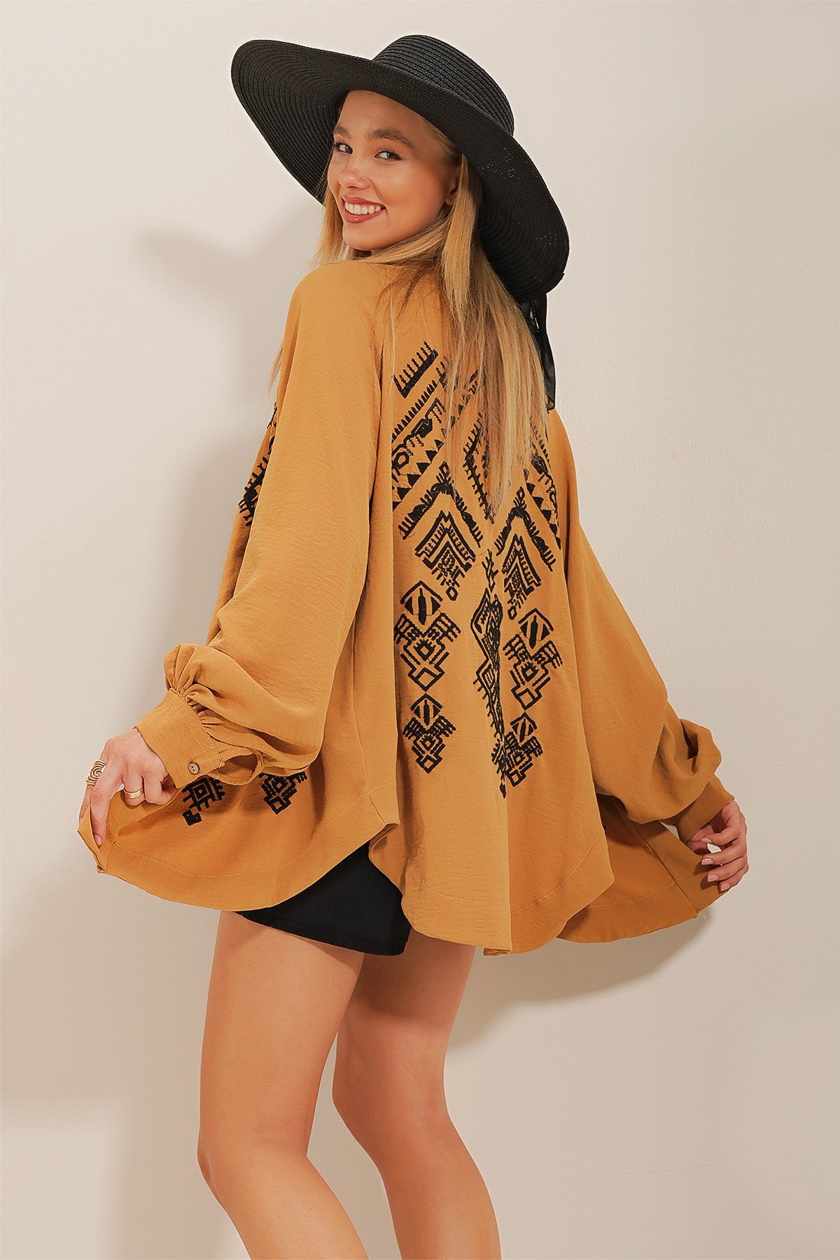 Sırtı Etnik Nakışlı Kimono Ceket - Hardal