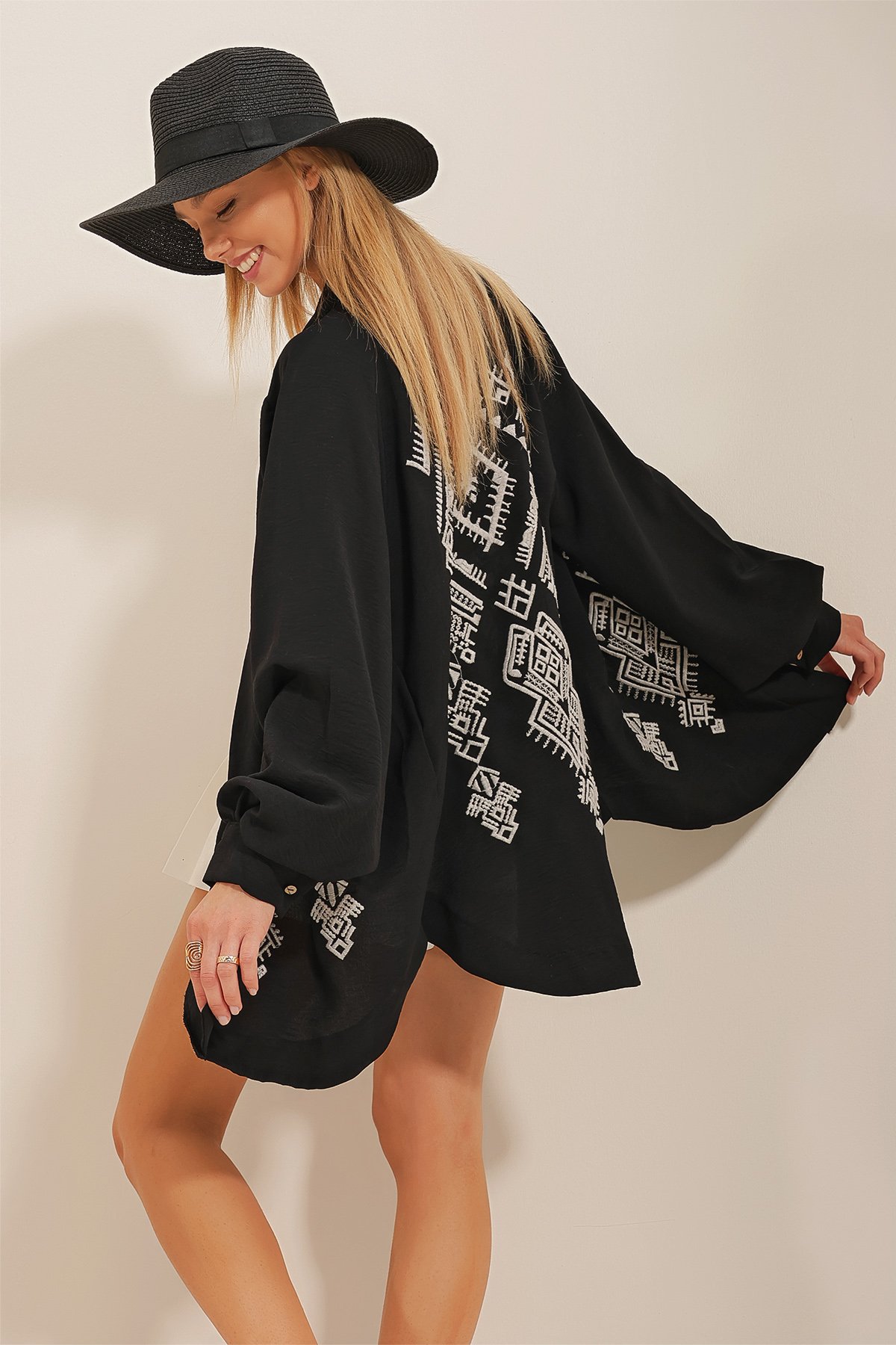 Sırtı Etnik Nakışlı Kimono Ceket - Siyah