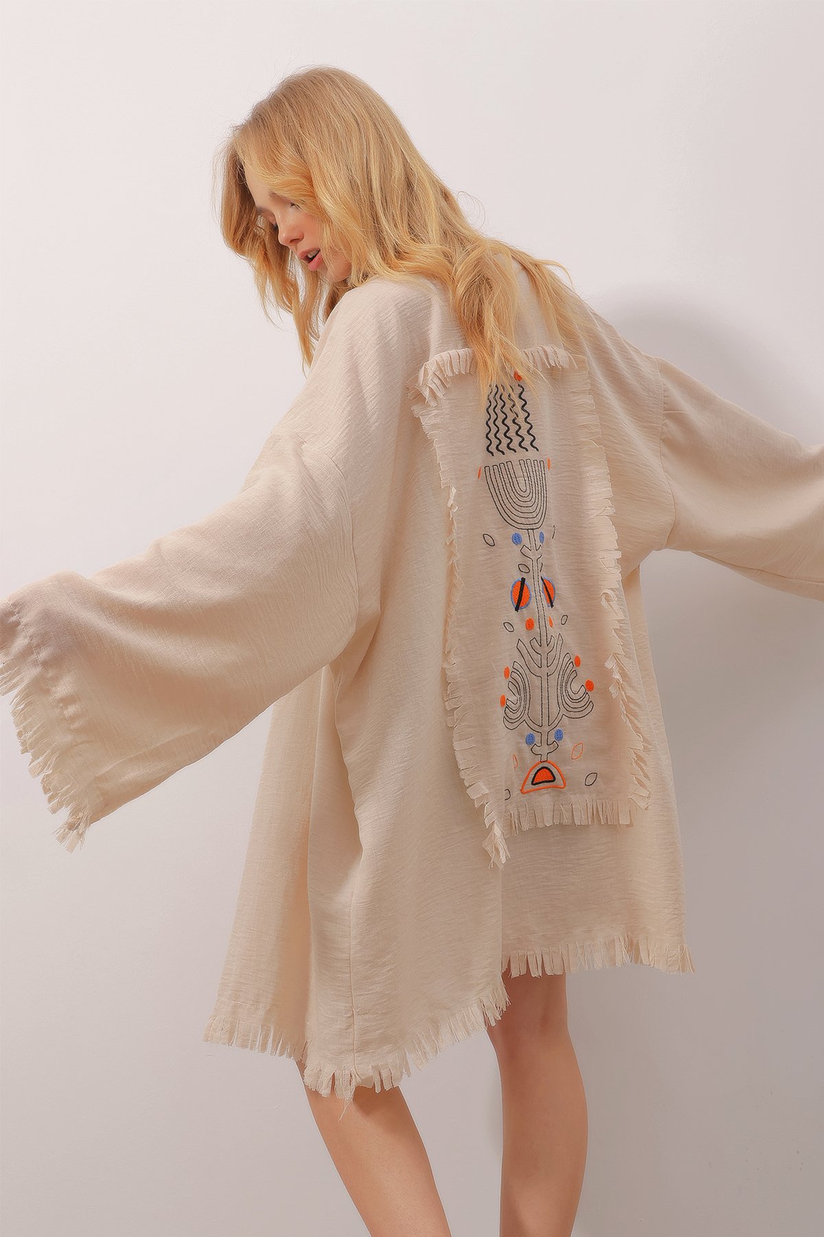 Sırtı Nakışlı Püskül Detaylı Keten Kimono Ceket - Bej