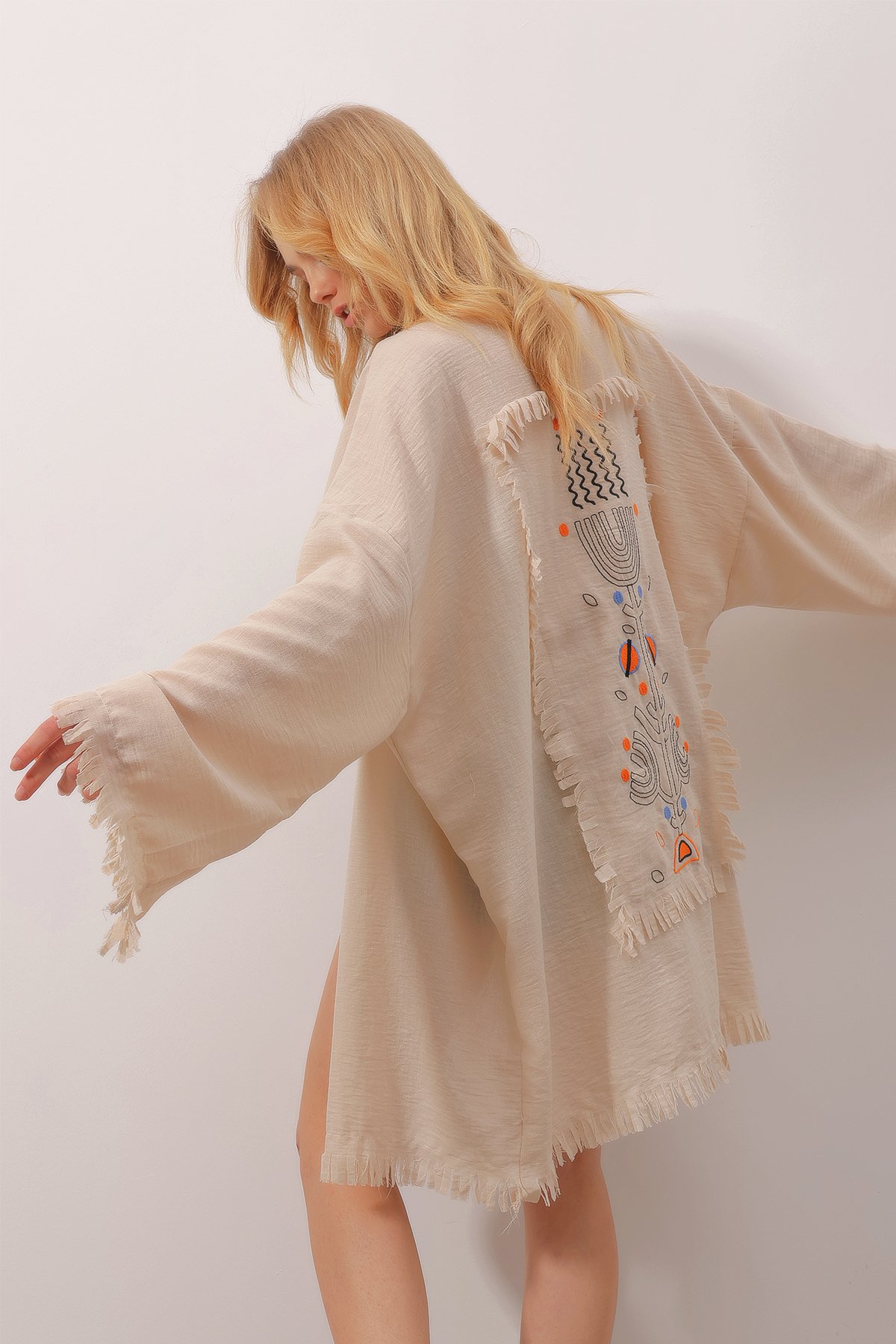 Sırtı Nakışlı Püskül Detaylı Keten Kimono Ceket - Bej