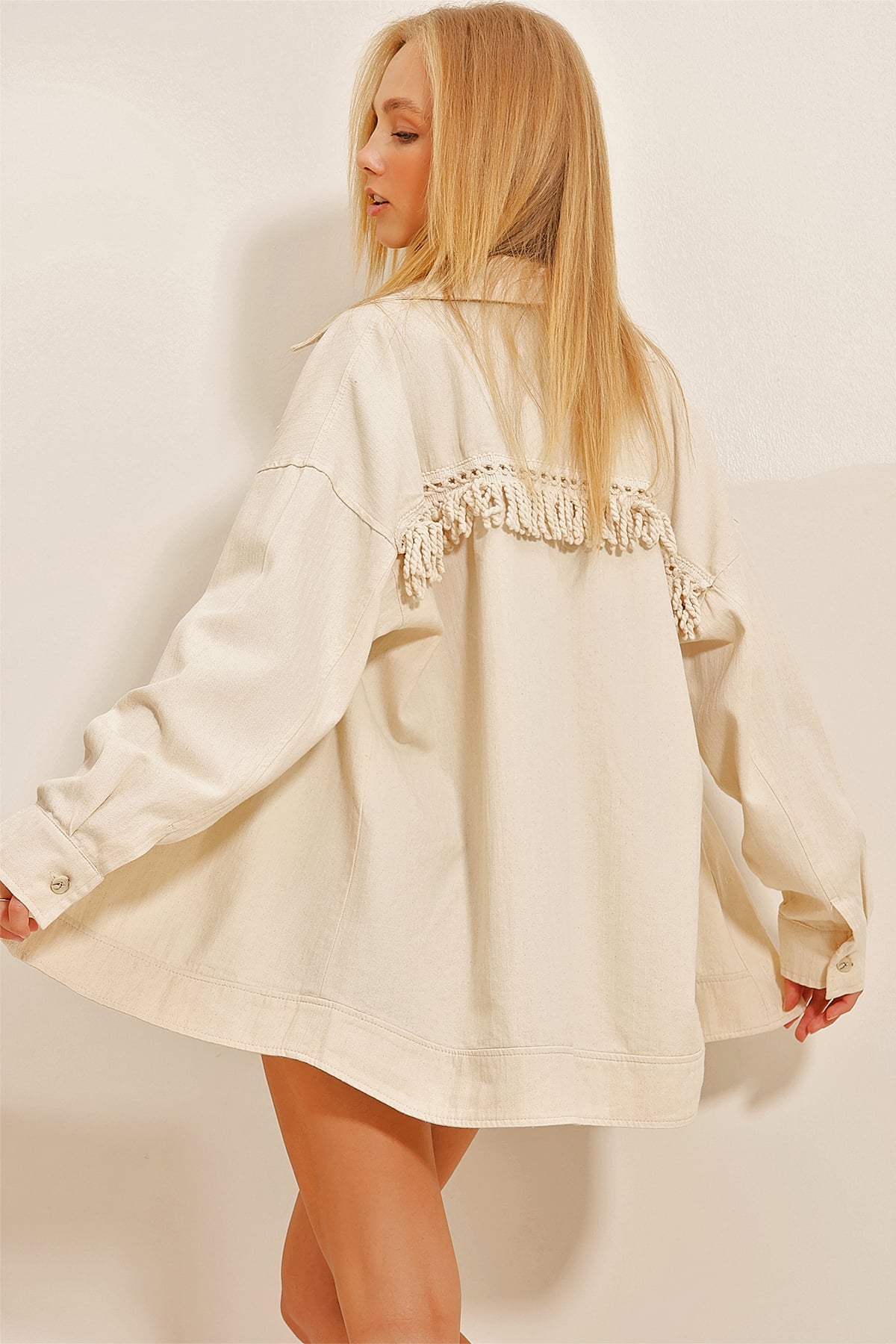Sırtı Püskül Detaylı Çift Cepli Gabardin Oversize Ceket - Krem