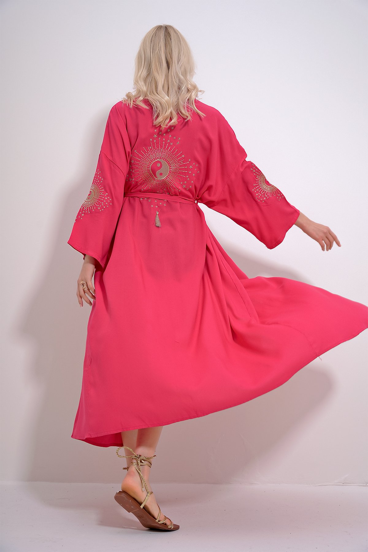 Sırtı Ve Kolları Sim Nakışlı Beli Kemerli Maxiboy Kimino Kaftan - Fuşya