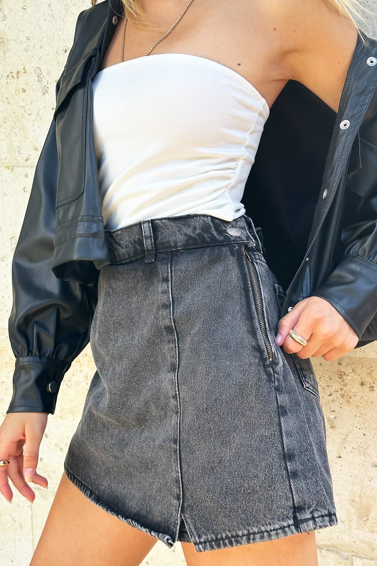 Soluk Efektli Mini Yırtmaç Ve Kemer Detaylı Fermuarlı Denim Şort Etek - Antrasit