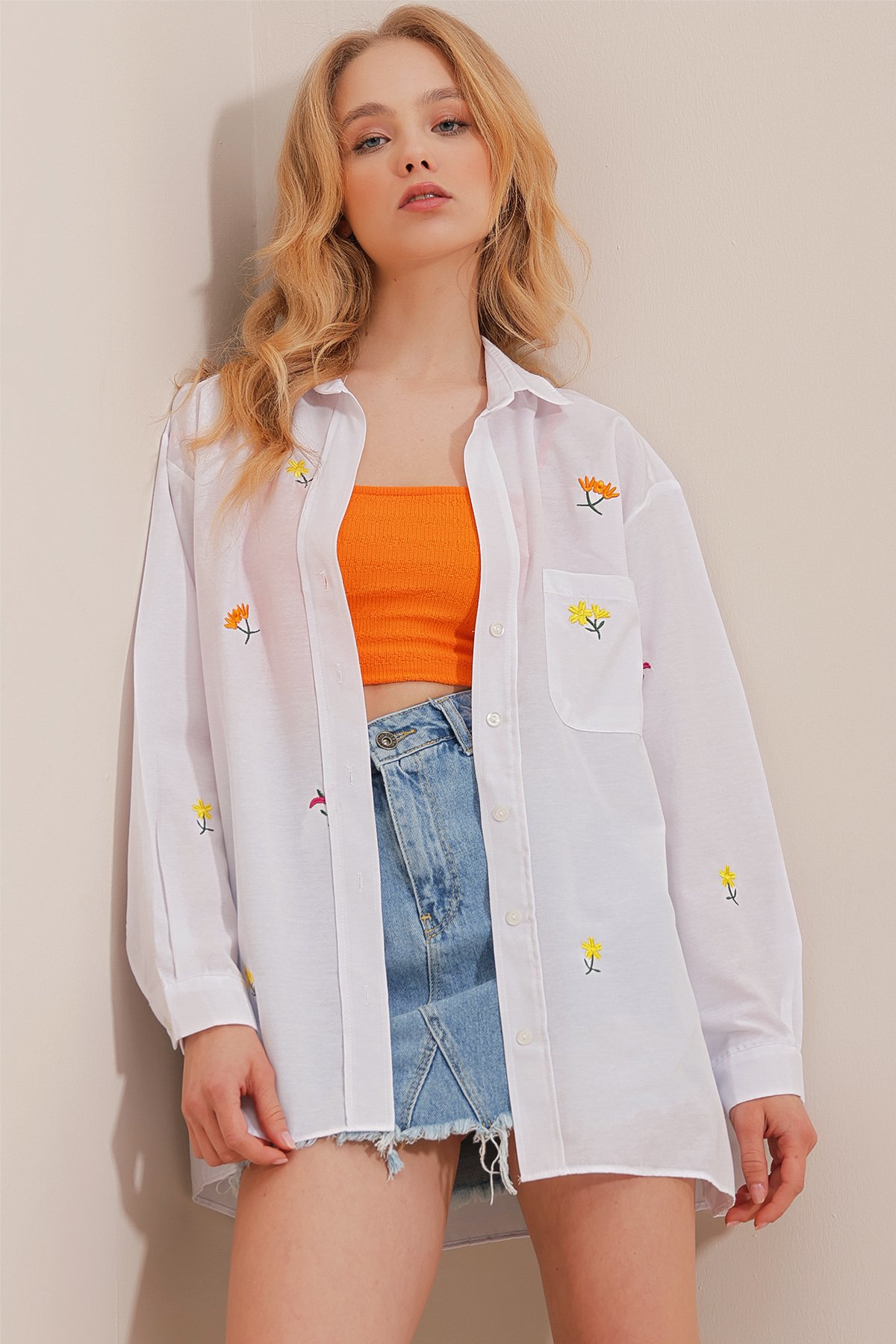 Tek Cepli Çiçek Nakışlı Oversize Gömlek - Beyaz