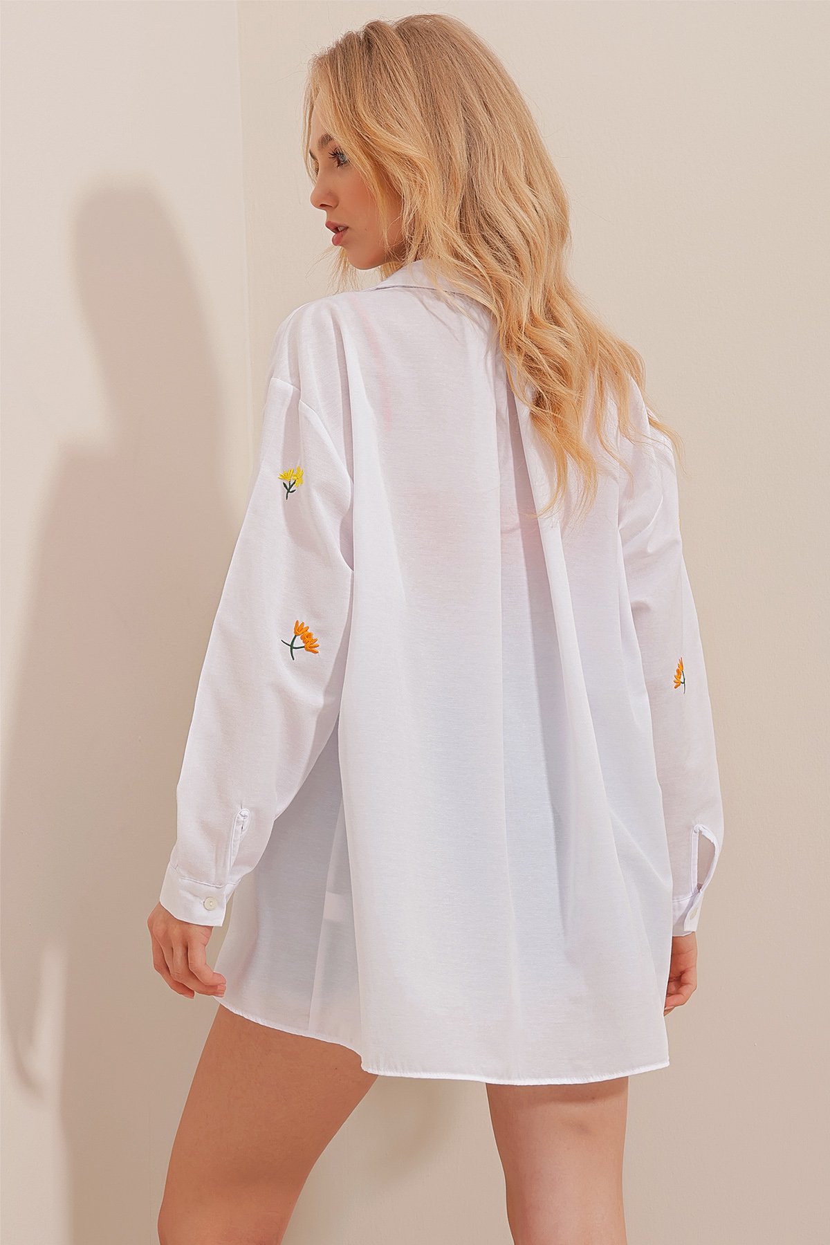 Tek Cepli Çiçek Nakışlı Oversize Gömlek - Beyaz