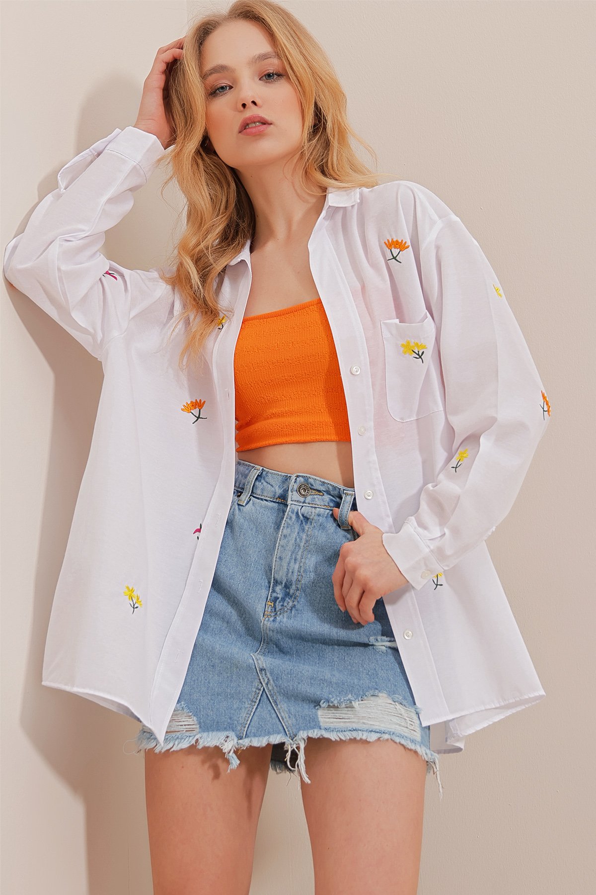 Tek Cepli Çiçek Nakışlı Oversize Gömlek - Beyaz