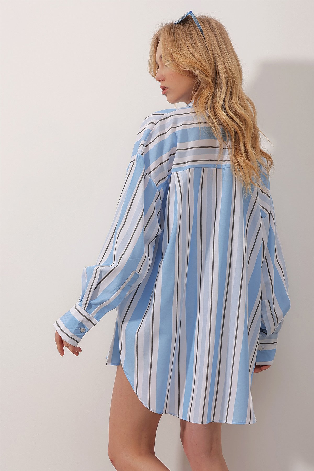 Tek Cepli Çizgili Geniş Manşet Kollu Oversize Poplin Gömlek - Mavi