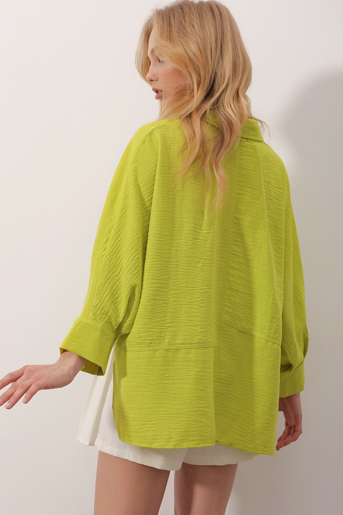 Tek Cepli Dikiş Detaylı Yarasa Kol Oversize Keten Gömlek - YAĞ YEŞİLİ
