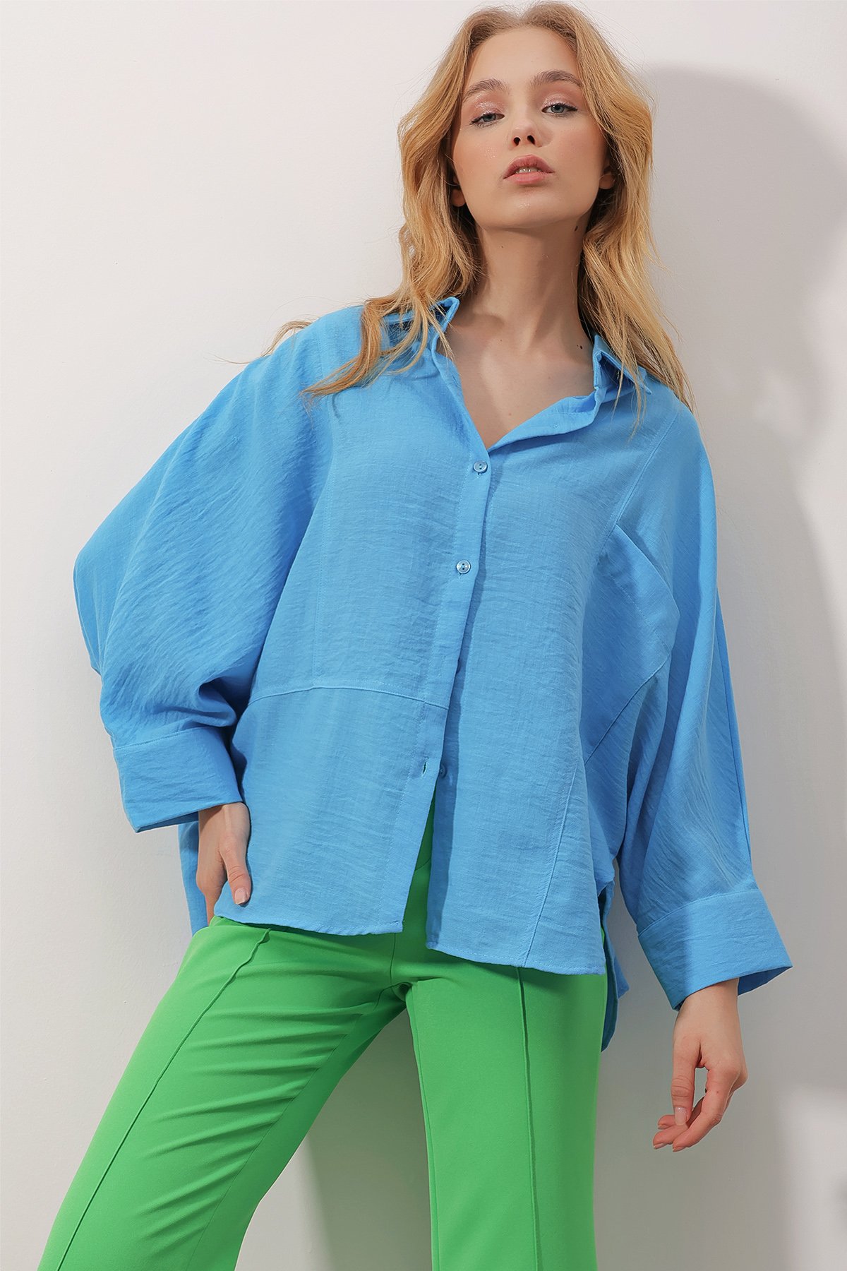 Tek Cepli Dikiş Detaylı Yarasa Kol Oversize Keten Gömlek - Havacı Mavi
