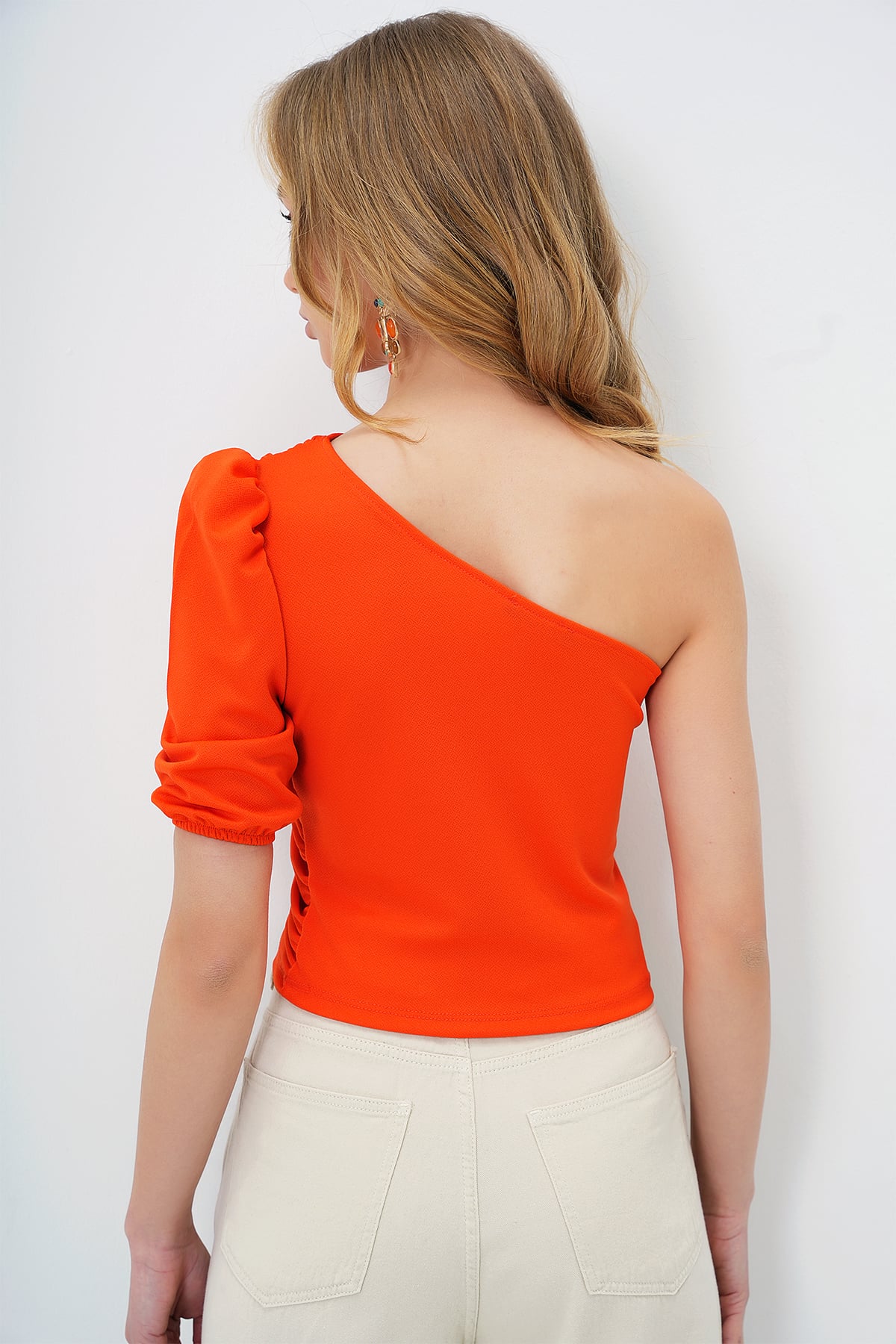 TEK OMUZU AÇIK BELİ DRAPELİ ÖRME KREP BLUZ - TURUNCU