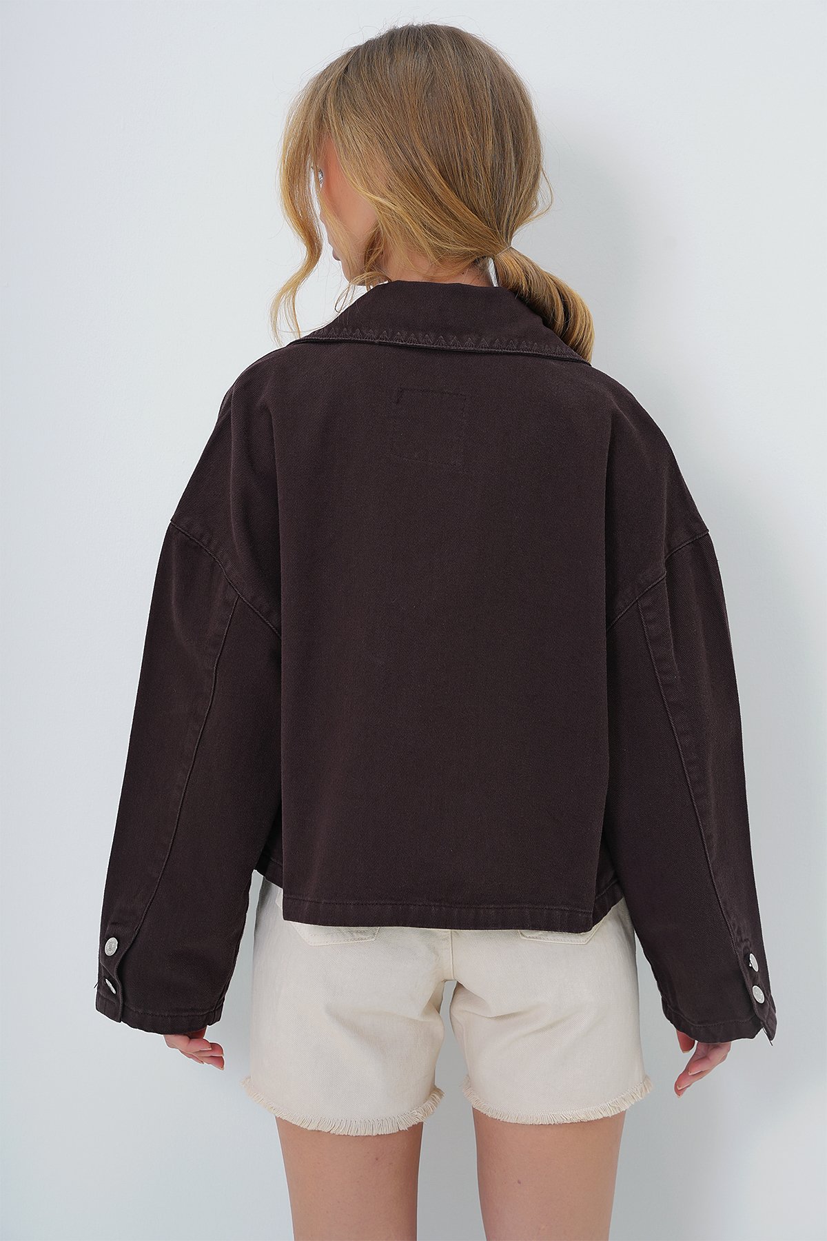 TORBA CEPLİ ÇOBAN DİKİŞLİ CROP JEAN CEKET - ACI KAHVE