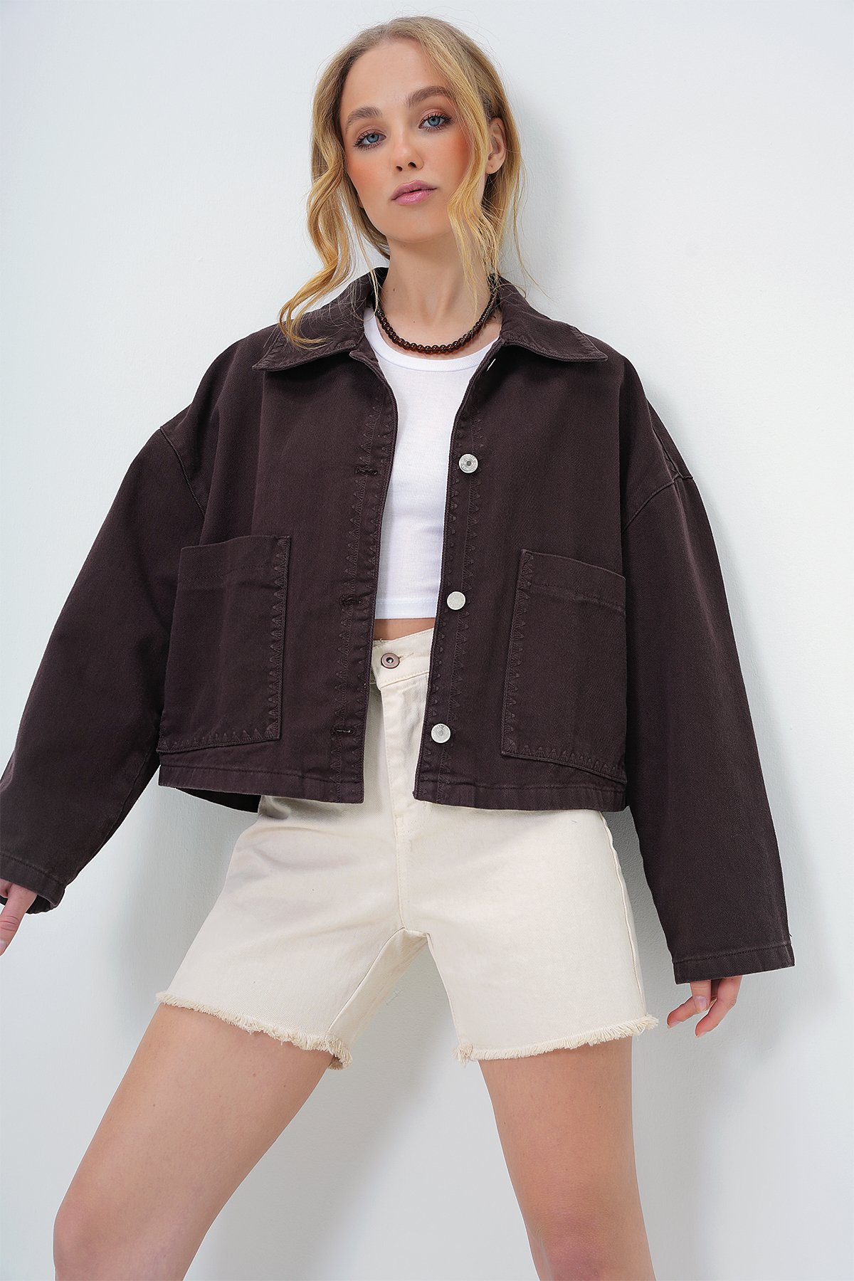 TORBA CEPLİ ÇOBAN DİKİŞLİ CROP JEAN CEKET - ACI KAHVE