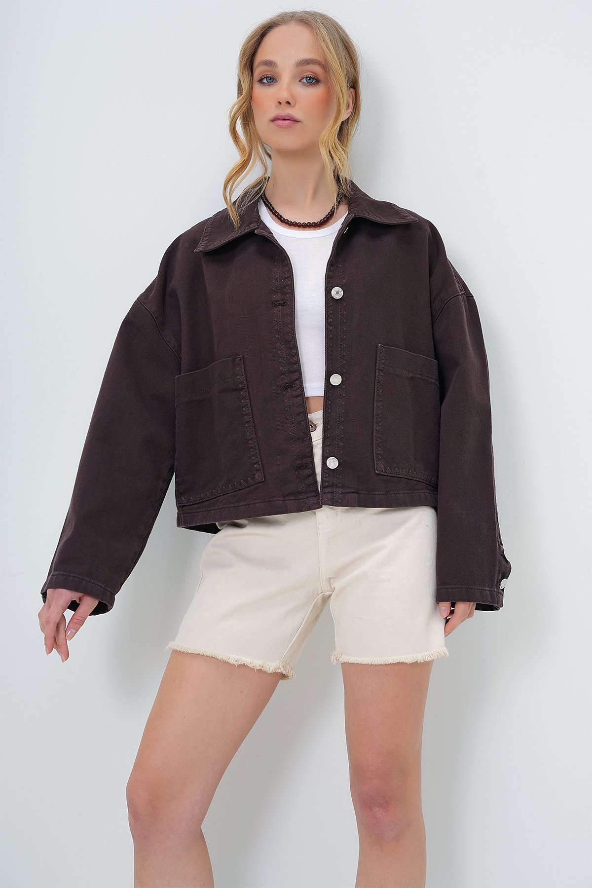 TORBA CEPLİ ÇOBAN DİKİŞLİ CROP JEAN CEKET - ACI KAHVE