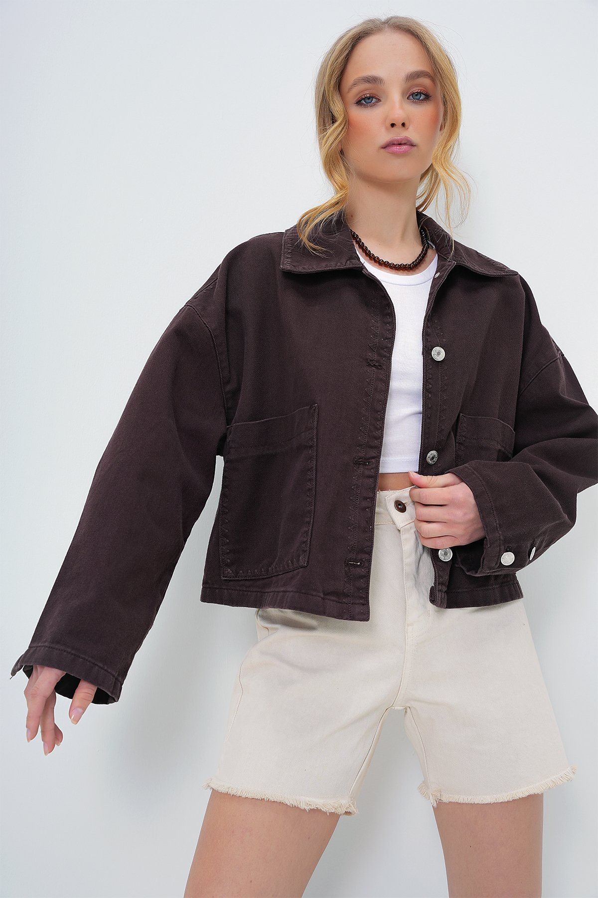 TORBA CEPLİ ÇOBAN DİKİŞLİ CROP JEAN CEKET - ACI KAHVE