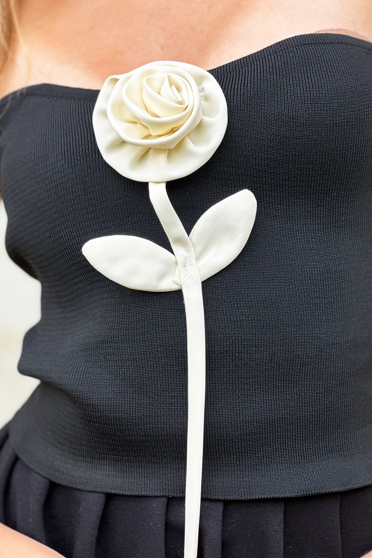 Triko Gül Detaylı Straplez Crop Bluz - Siyah