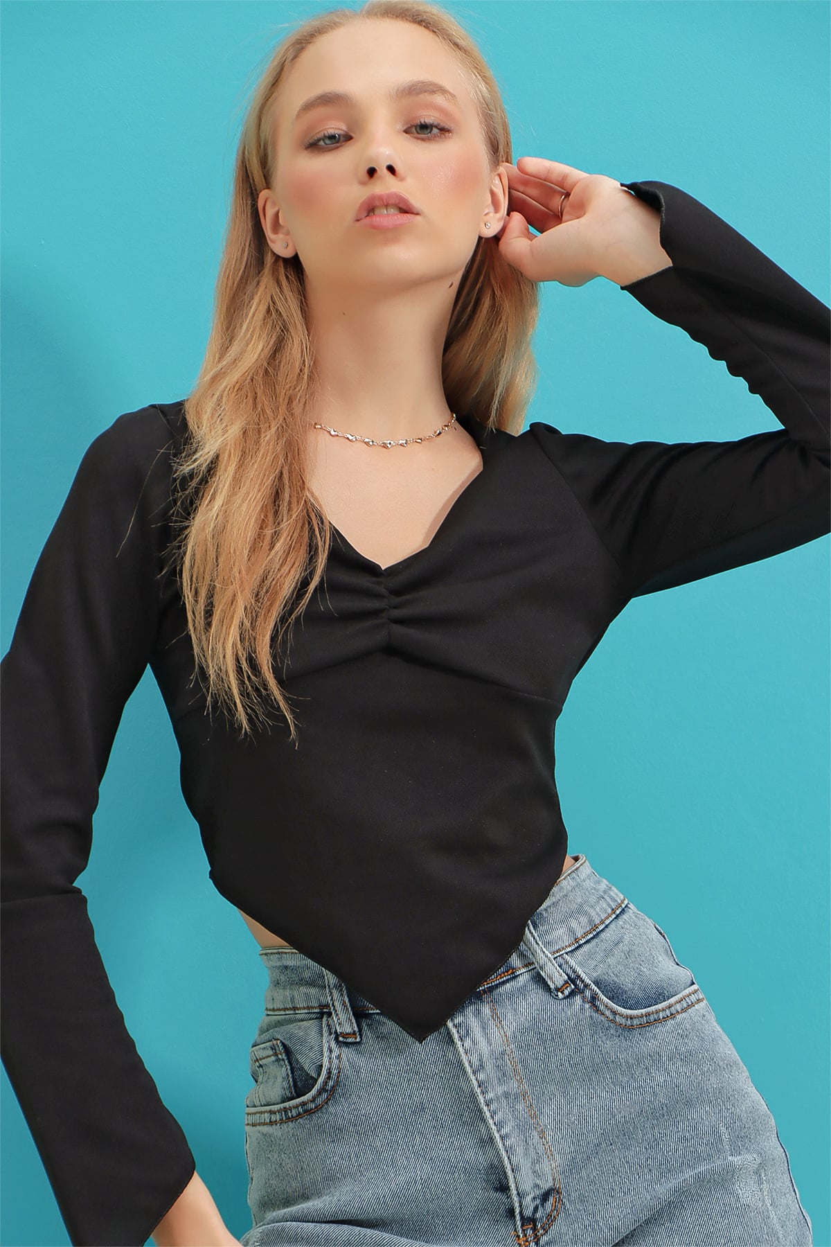 V Yaka Asimetrik Kesim Crop Örme Bluz - Siyah