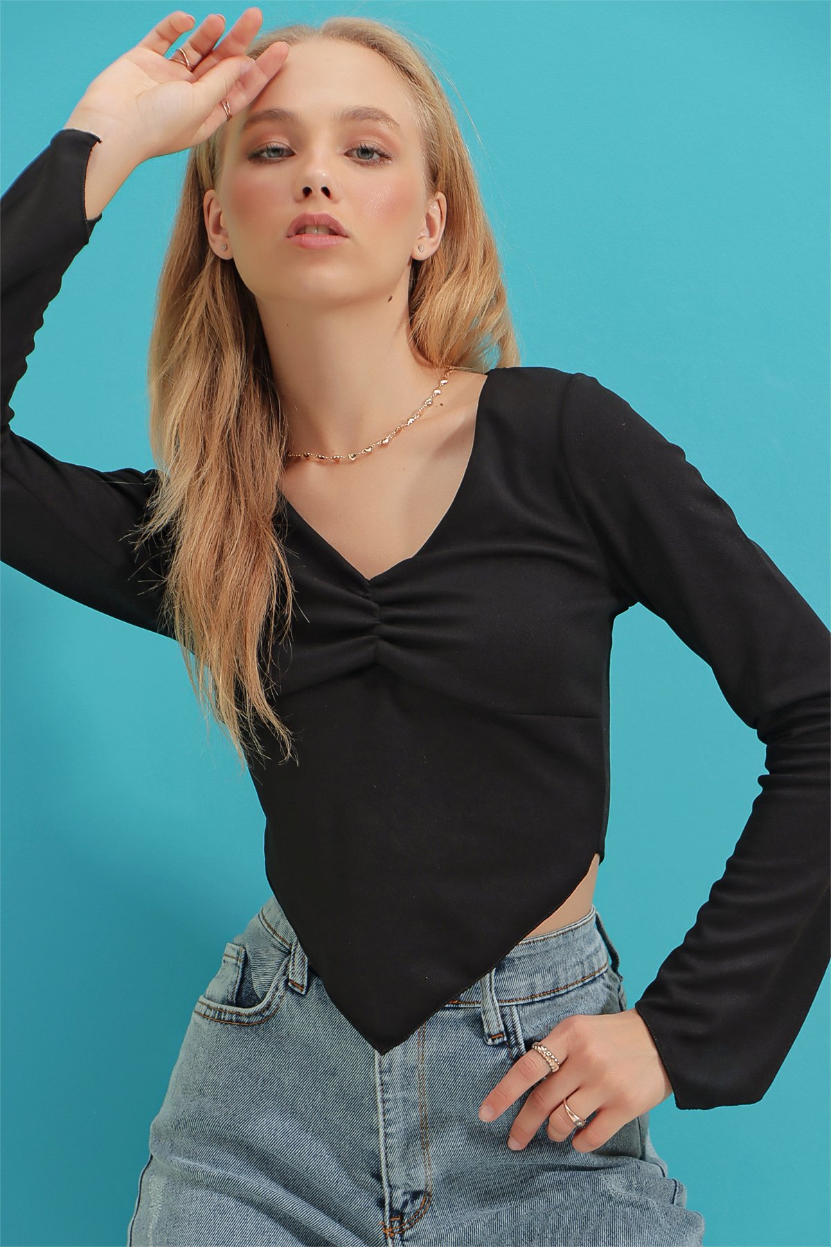 V Yaka Asimetrik Kesim Crop Örme Bluz - Siyah