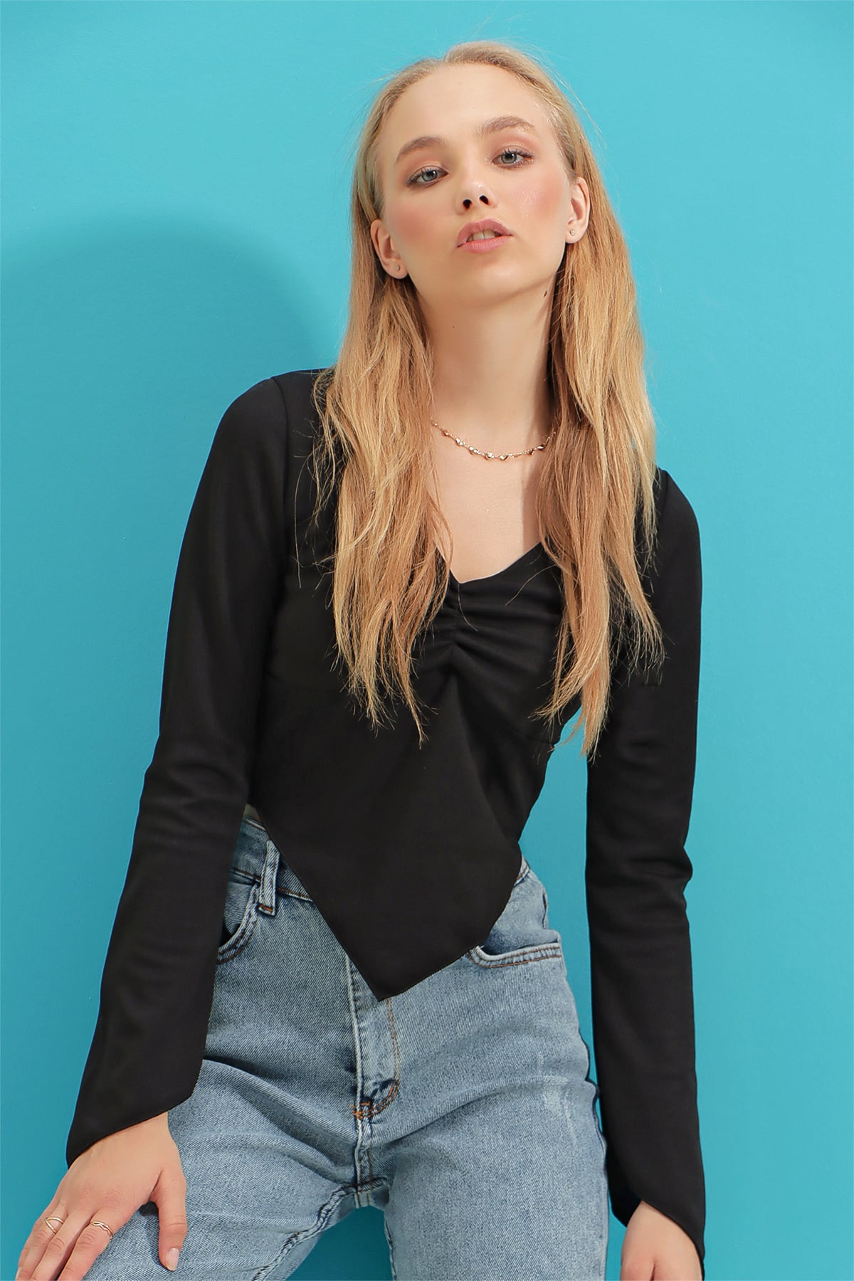 V Yaka Asimetrik Kesim Crop Örme Bluz - Siyah