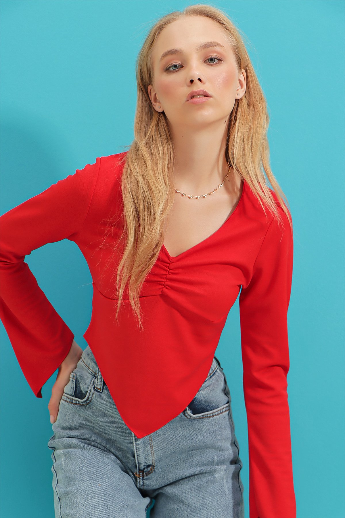 V Yaka Asimetrik Kesim Crop Örme Bluz - Kırmızı