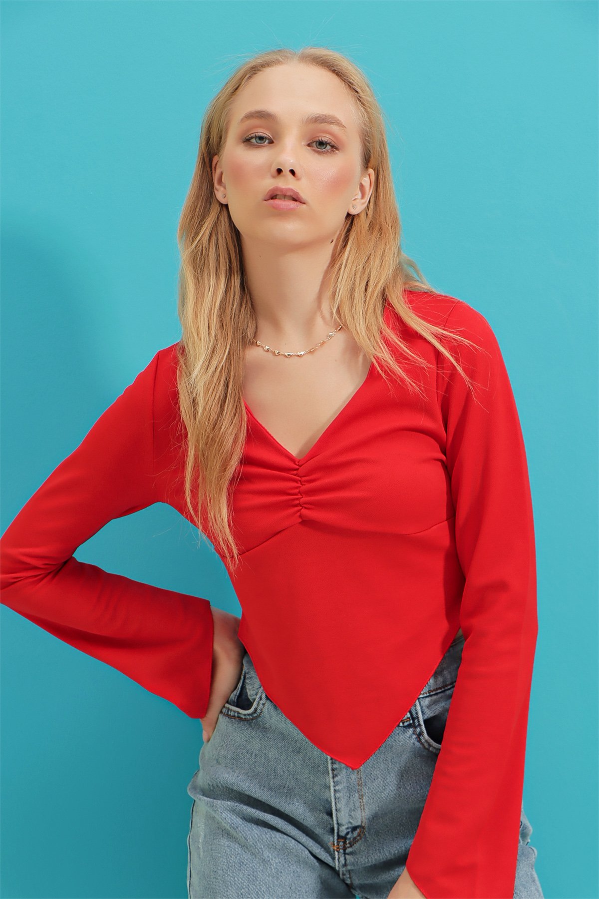 V Yaka Asimetrik Kesim Crop Örme Bluz - Kırmızı