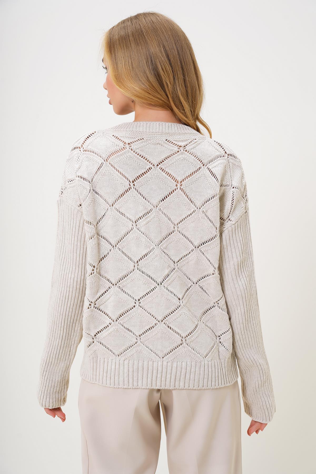 V YAKA BAKLAVA DESENLİ ÇİÇEK NAKIŞ İŞLEMELİ DELİK AJURLU TRİKO KAZAK - BEJ