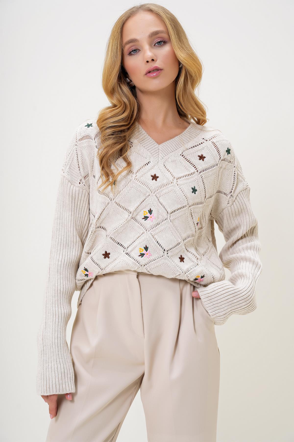 V YAKA BAKLAVA DESENLİ ÇİÇEK NAKIŞ İŞLEMELİ DELİK AJURLU TRİKO KAZAK - BEJ