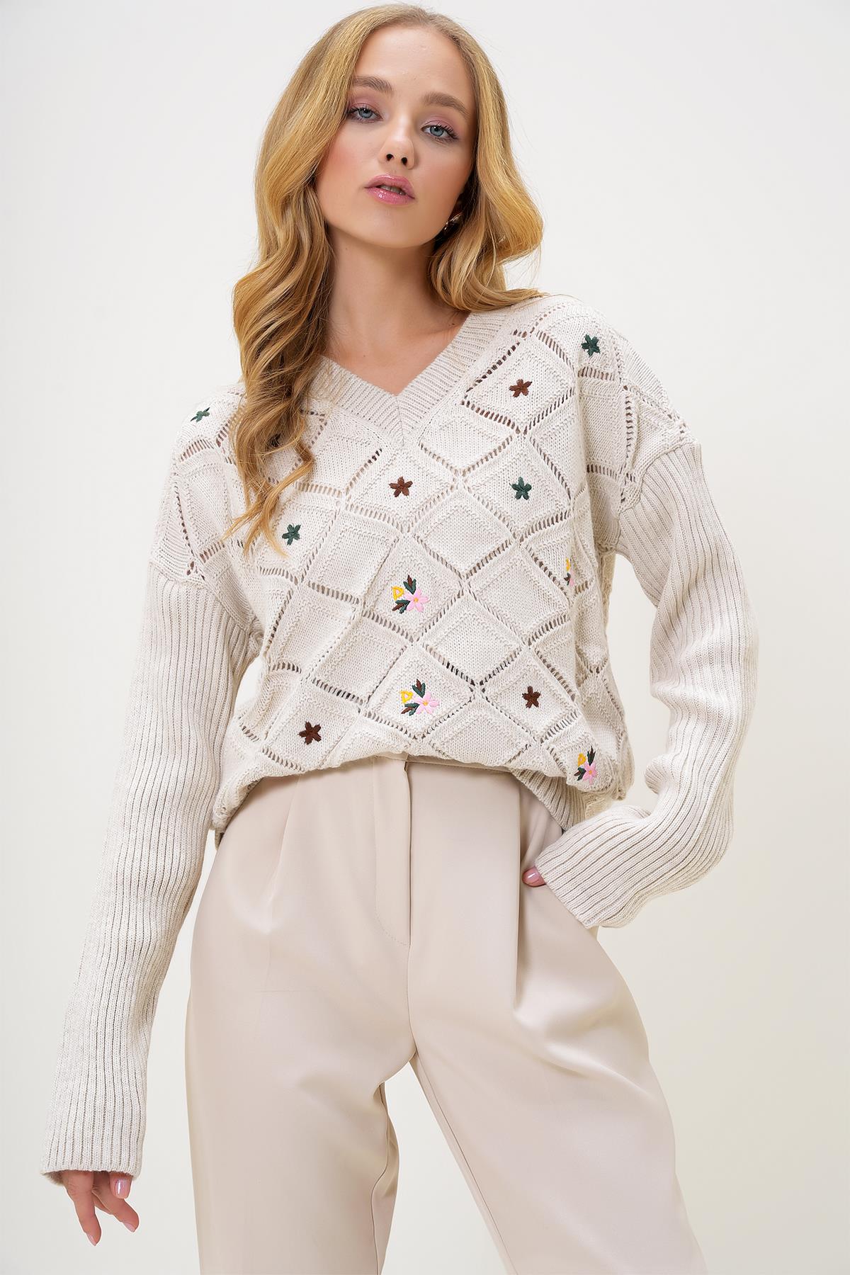 V YAKA BAKLAVA DESENLİ ÇİÇEK NAKIŞ İŞLEMELİ DELİK AJURLU TRİKO KAZAK - BEJ