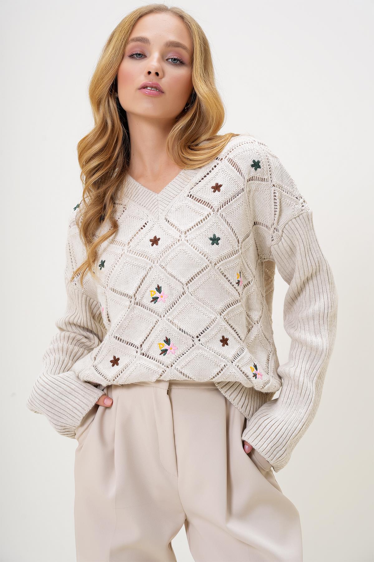 V YAKA BAKLAVA DESENLİ ÇİÇEK NAKIŞ İŞLEMELİ DELİK AJURLU TRİKO KAZAK - BEJ