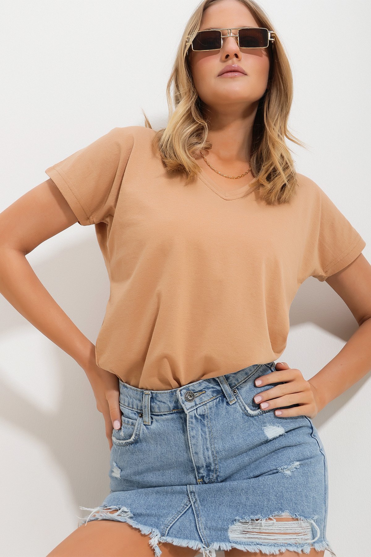 V Yaka Basic T-Shirt - Bisküvi