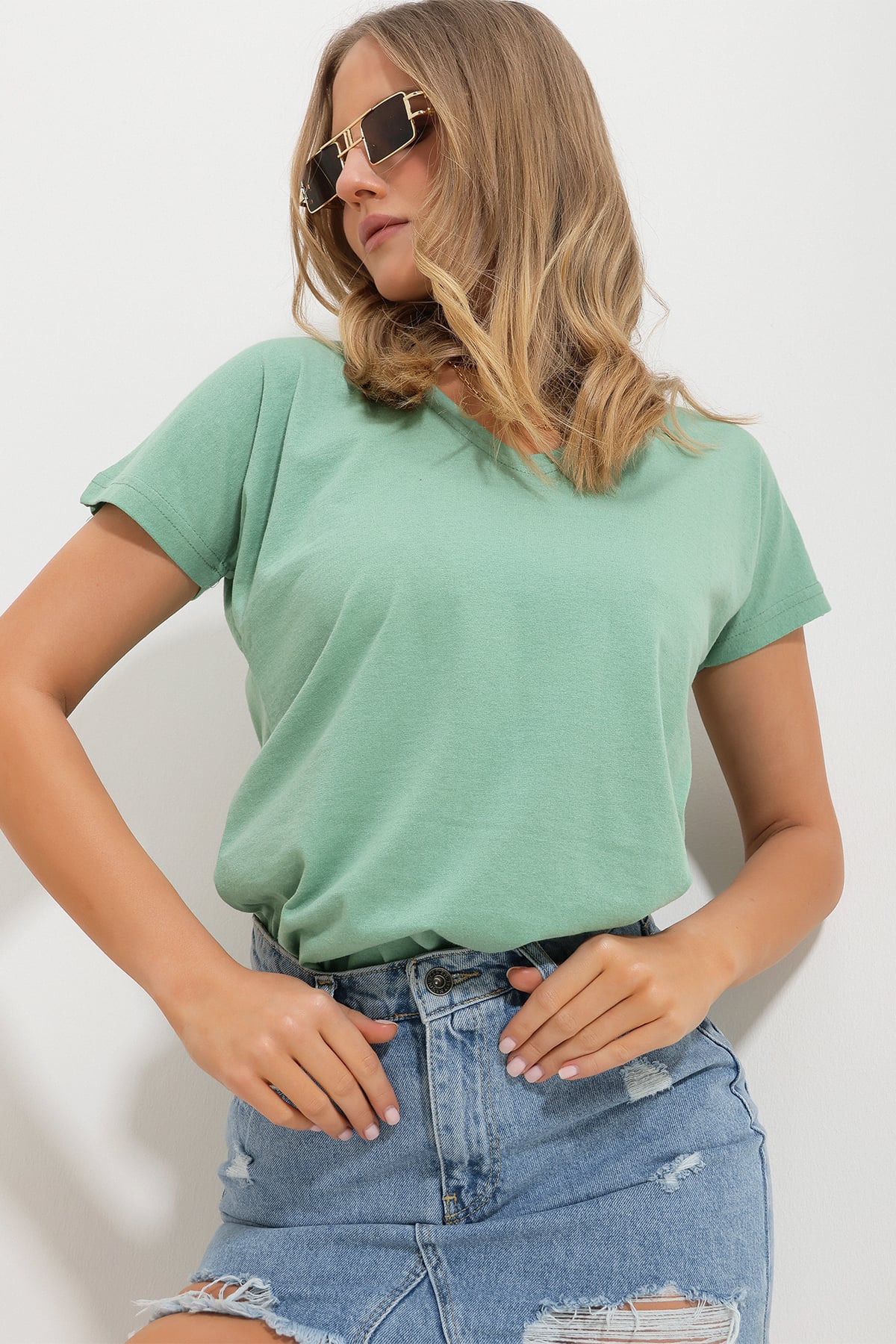 V Yaka Basic T-Shirt - Çağla Yeşili