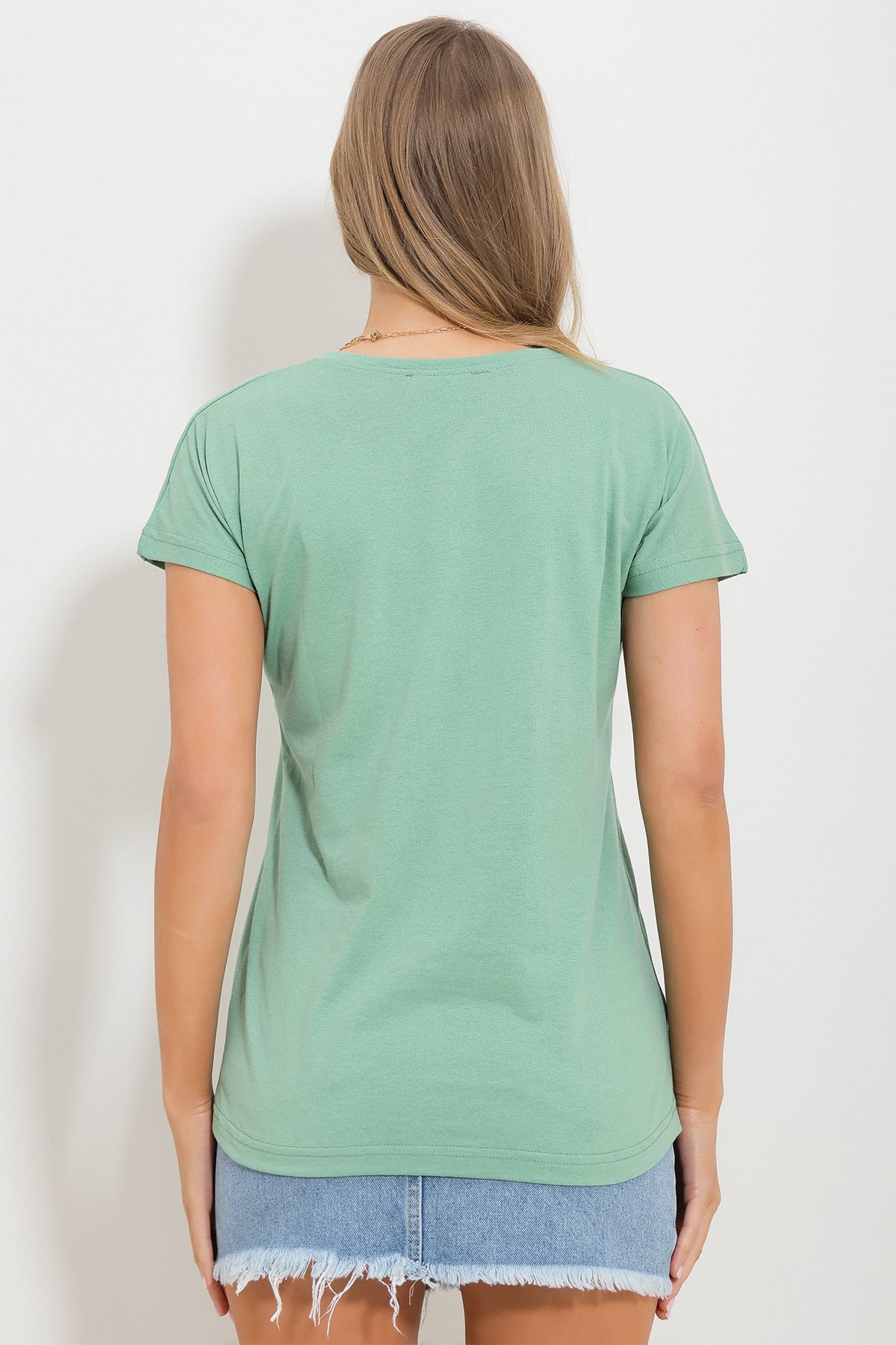V Yaka Basic T-Shirt - Çağla Yeşili