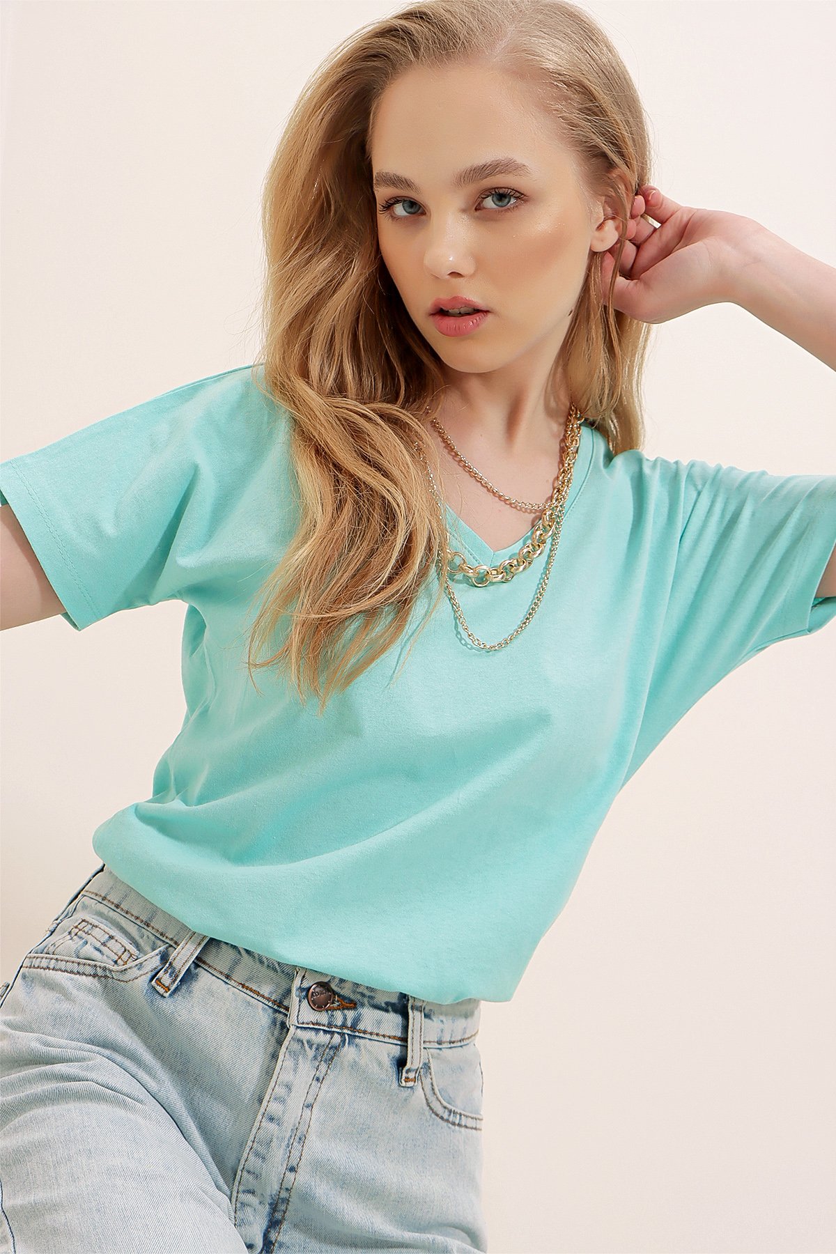 V Yaka Basic T-Shirt - Cam Göbeği