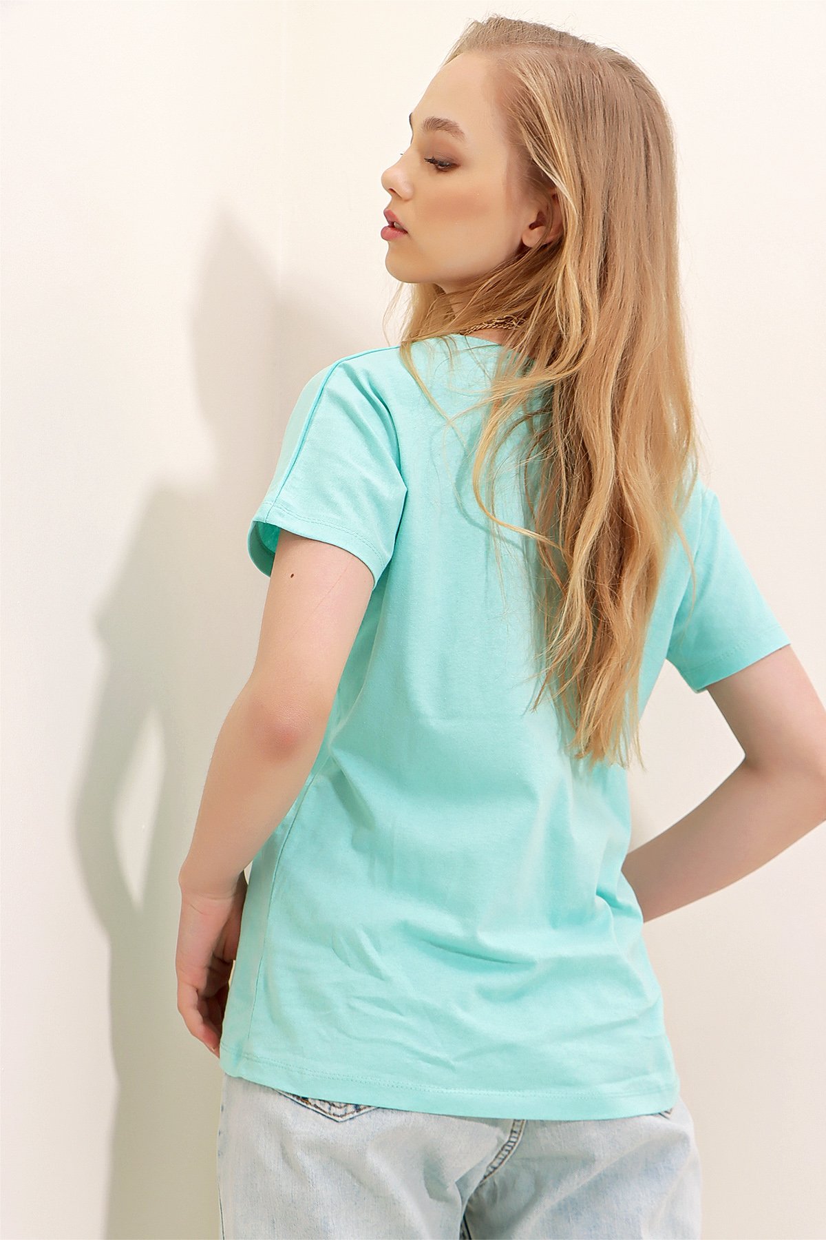 V Yaka Basic T-Shirt - Cam Göbeği