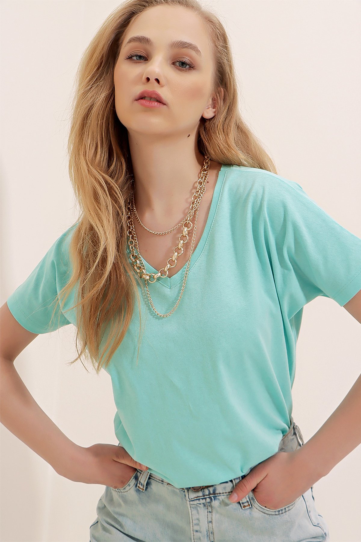 V Yaka Basic T-Shirt - Cam Göbeği