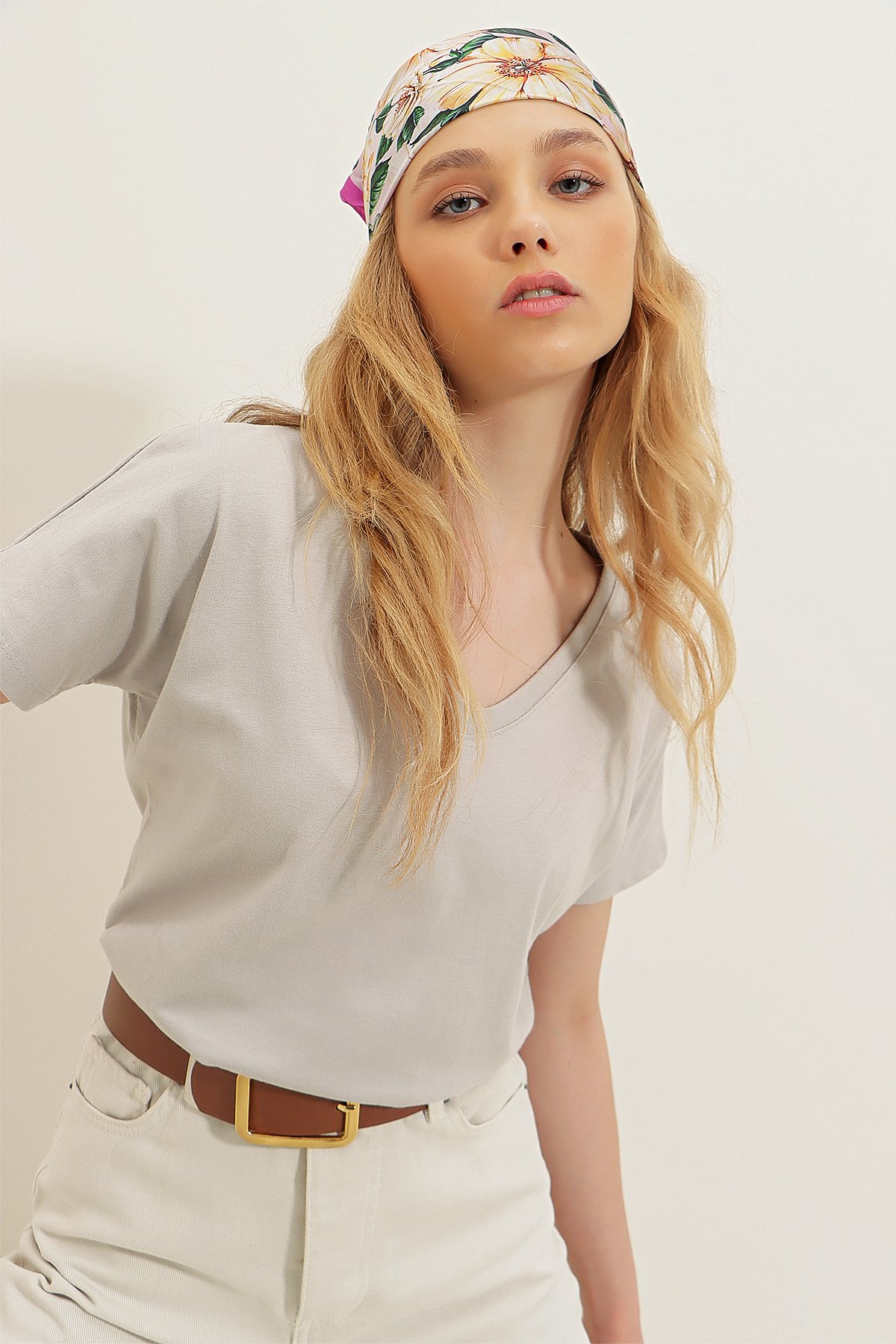 V Yaka Basic T-Shirt - Kum