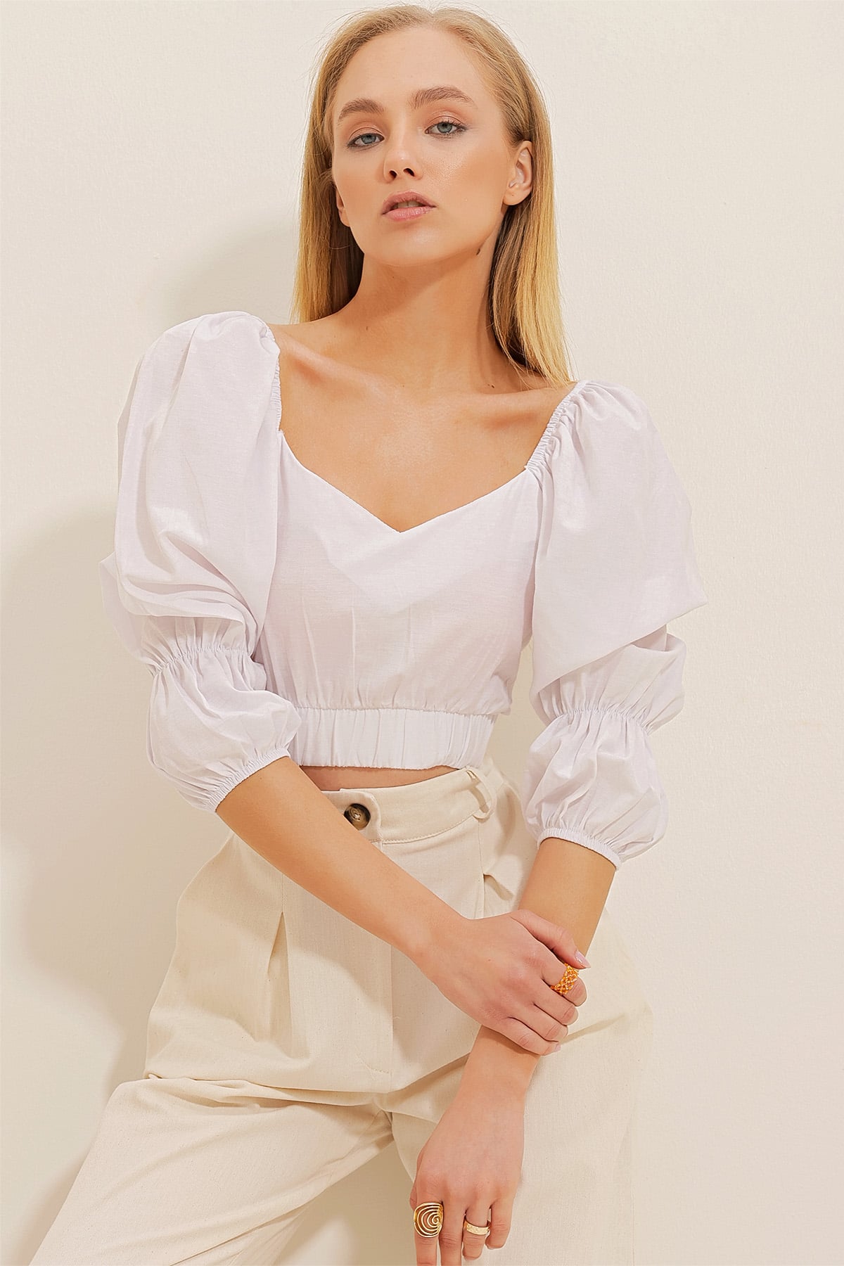 V Yaka Beli Bağlamalı Poplin Crop Bluz - Beyaz