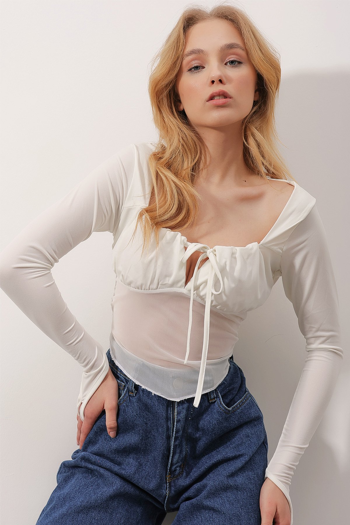 V Yaka Beli Tül Detaylı Önü Büzgülü Sandy Crop Bluz - Beyaz