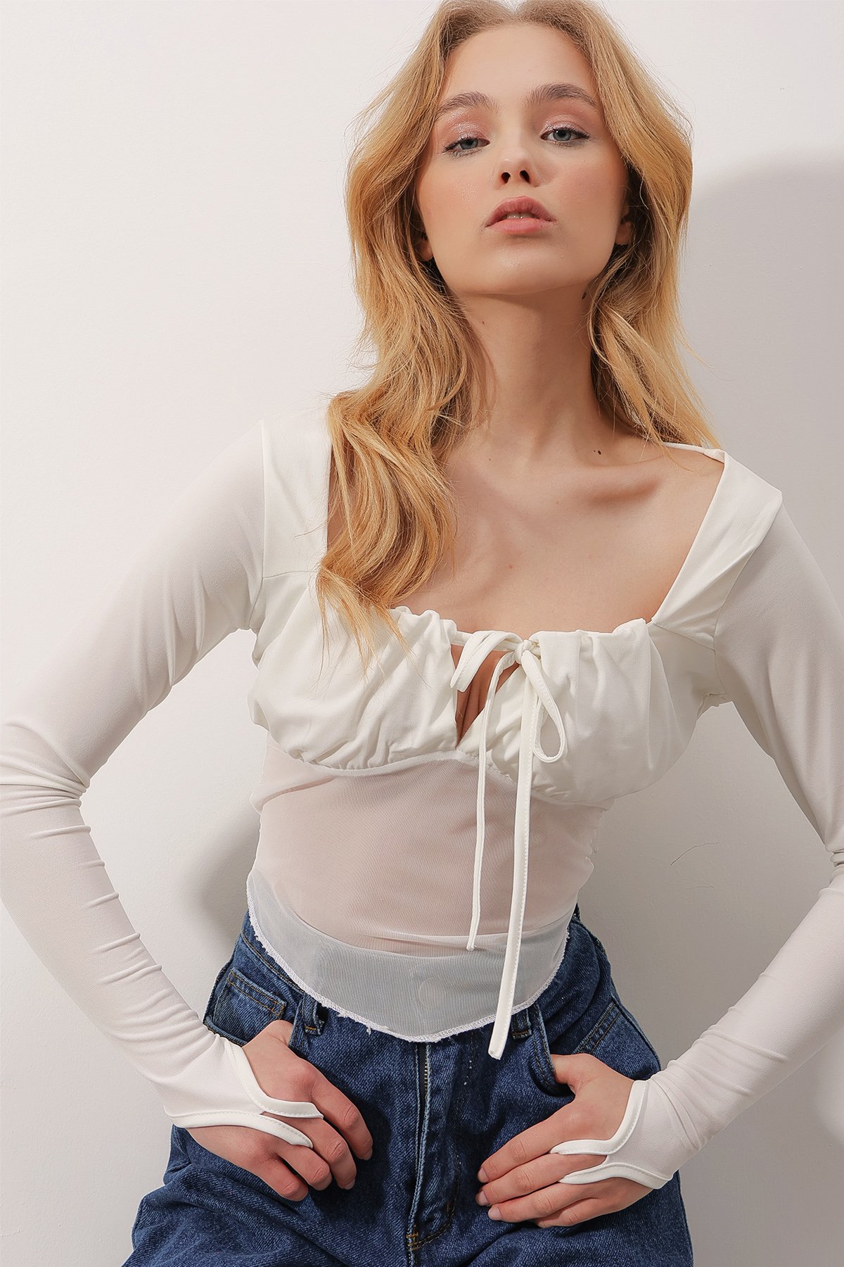 V Yaka Beli Tül Detaylı Önü Büzgülü Sandy Crop Bluz - Beyaz