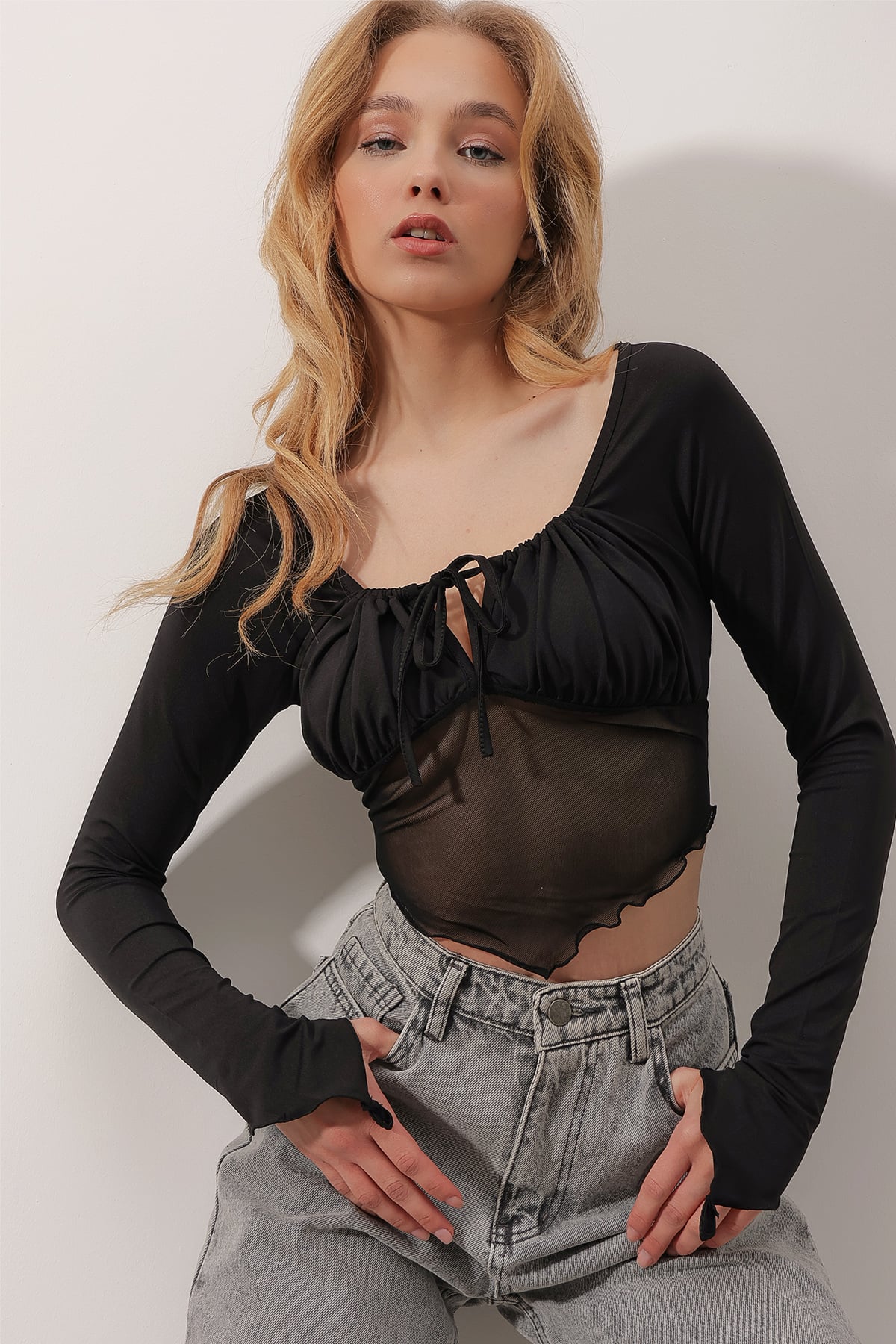 V Yaka Beli Tül Detaylı Önü Büzgülü Sandy Crop Bluz - Siyah
