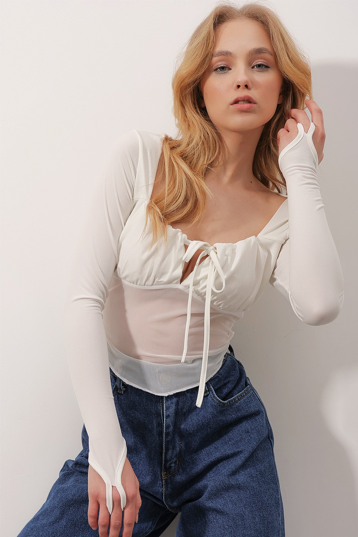 V Yaka Beli Tül Detaylı Önü Büzgülü Sandy Crop Bluz - Beyaz