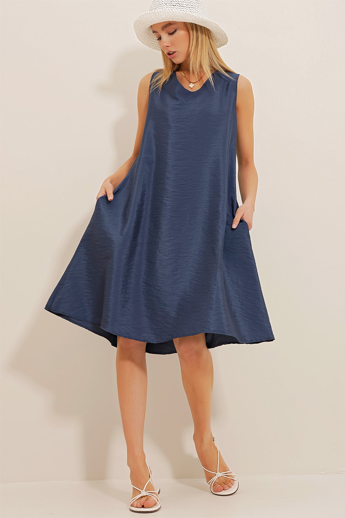 V Yaka Çift Cepli Aerobin Dokuma Elbise - Lacivert