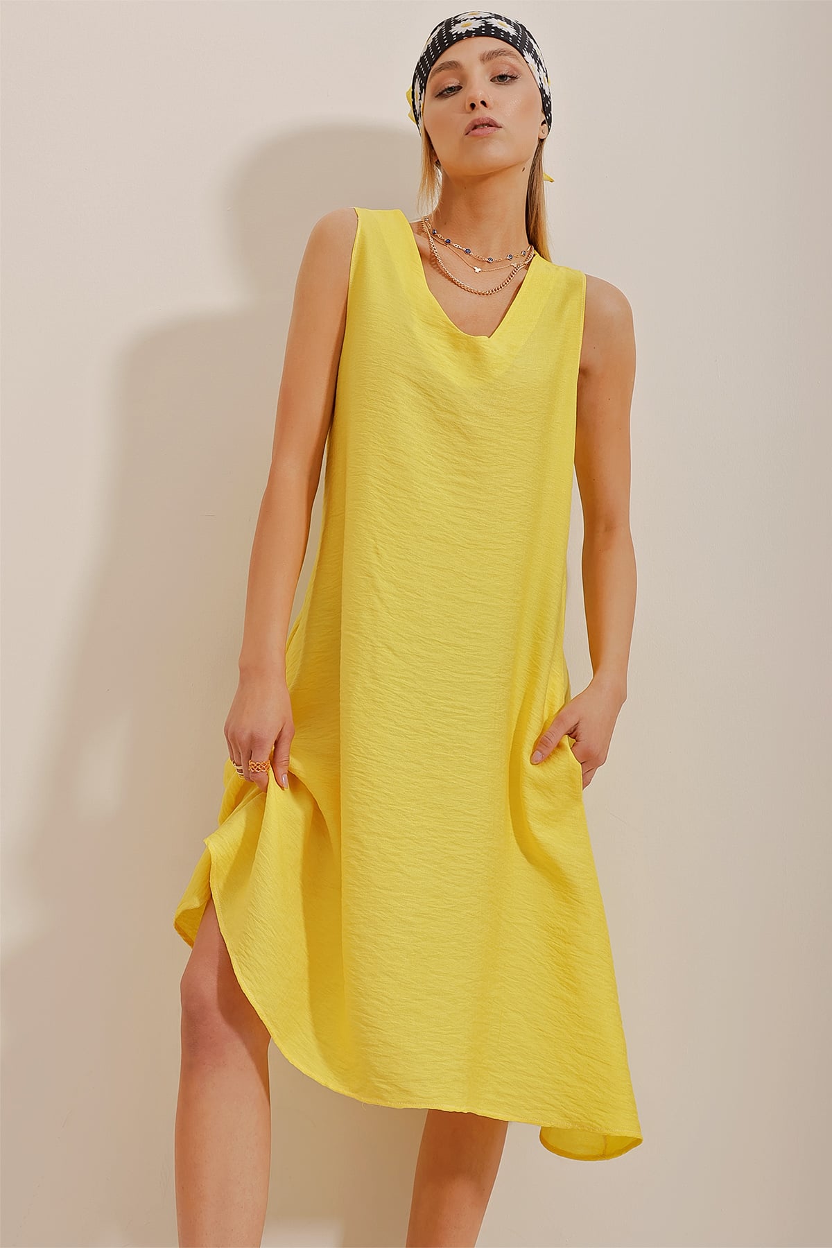 V Yaka Çift Cepli Aerobin Dokuma Elbise - Sarı