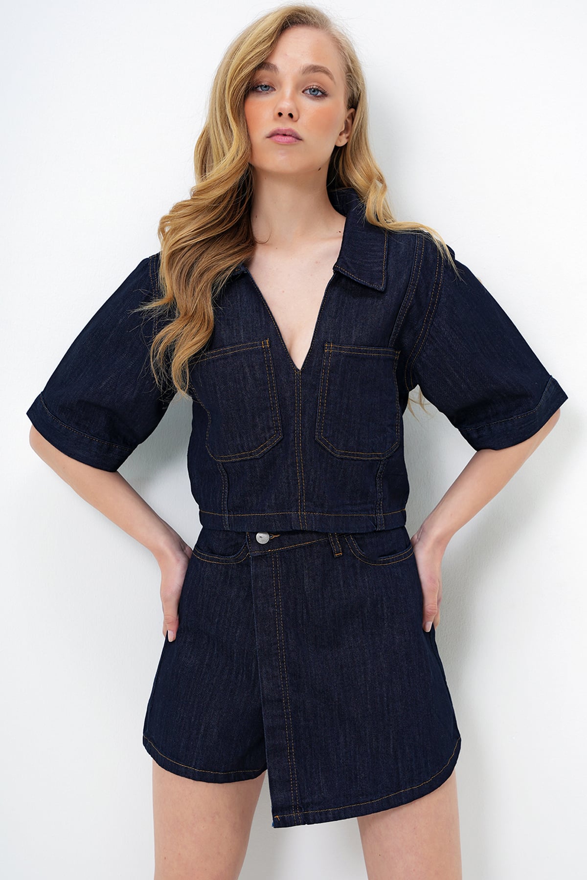 V YAKA ÇİFT CEPLİ CROP JEAN BLUZ VE ŞORT ETEK TAKIM - LACİVERT