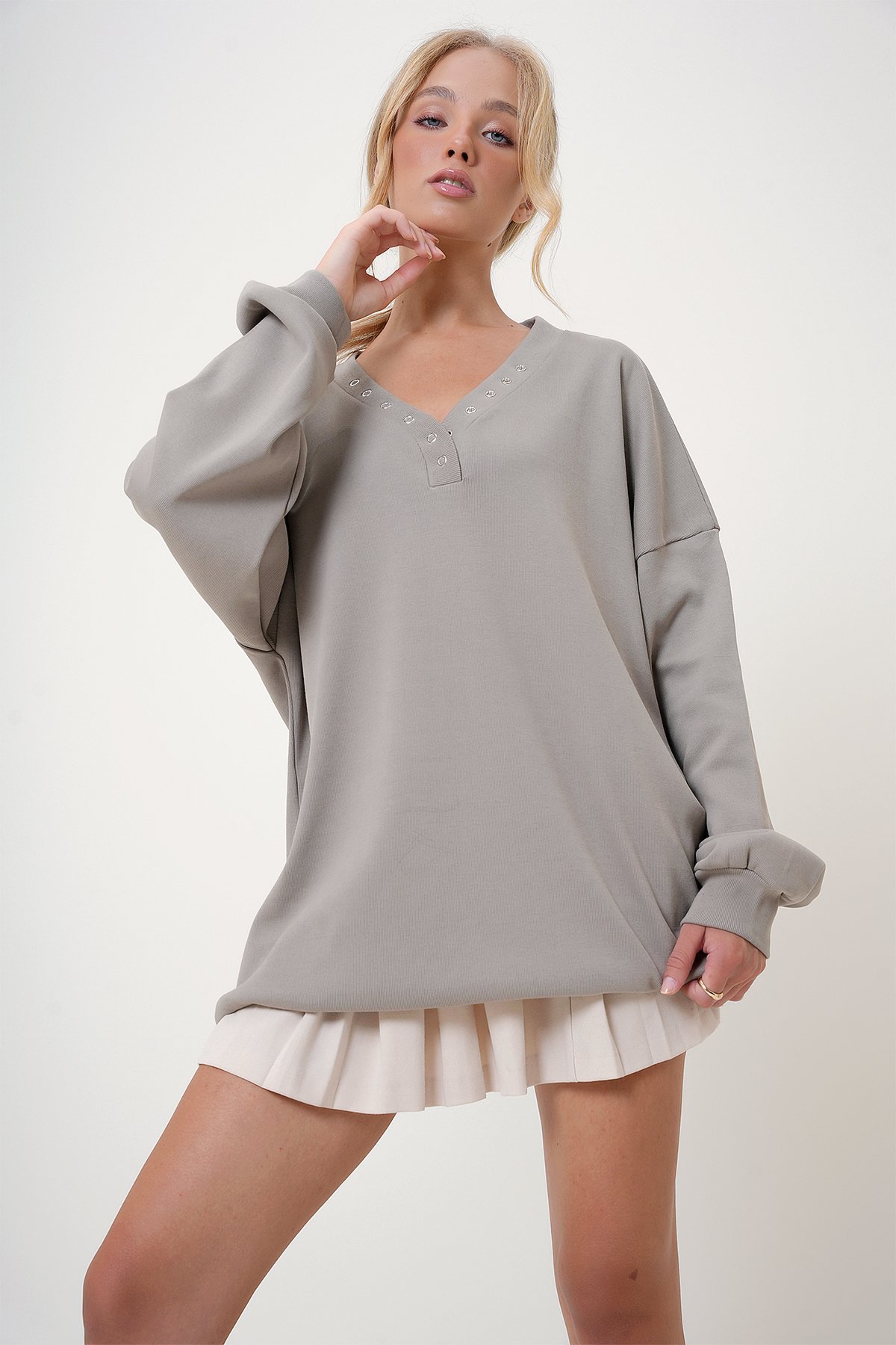 V Yaka Çıtçıt Detaylı Oversize Sweatshirt - Taş