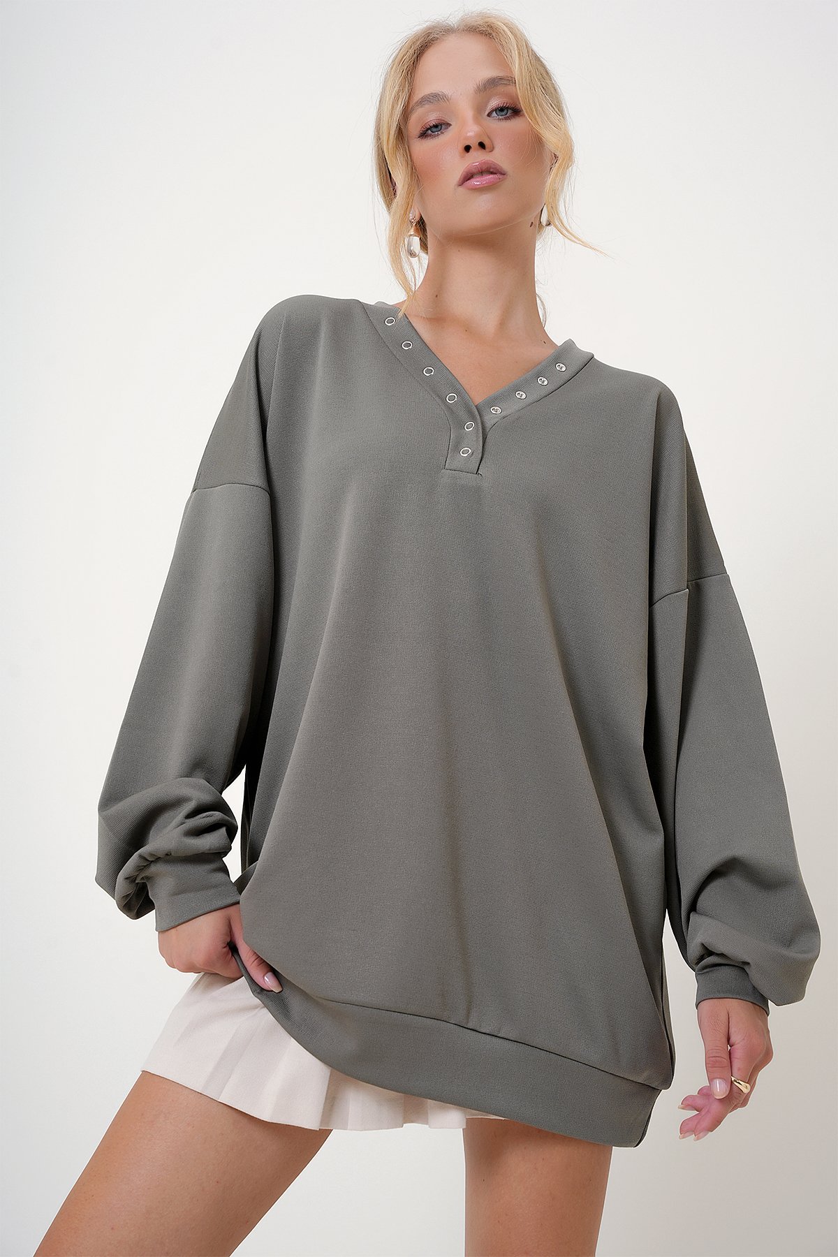 V Yaka Çıtçıt Detaylı Oversize Sweatshirt - Haki