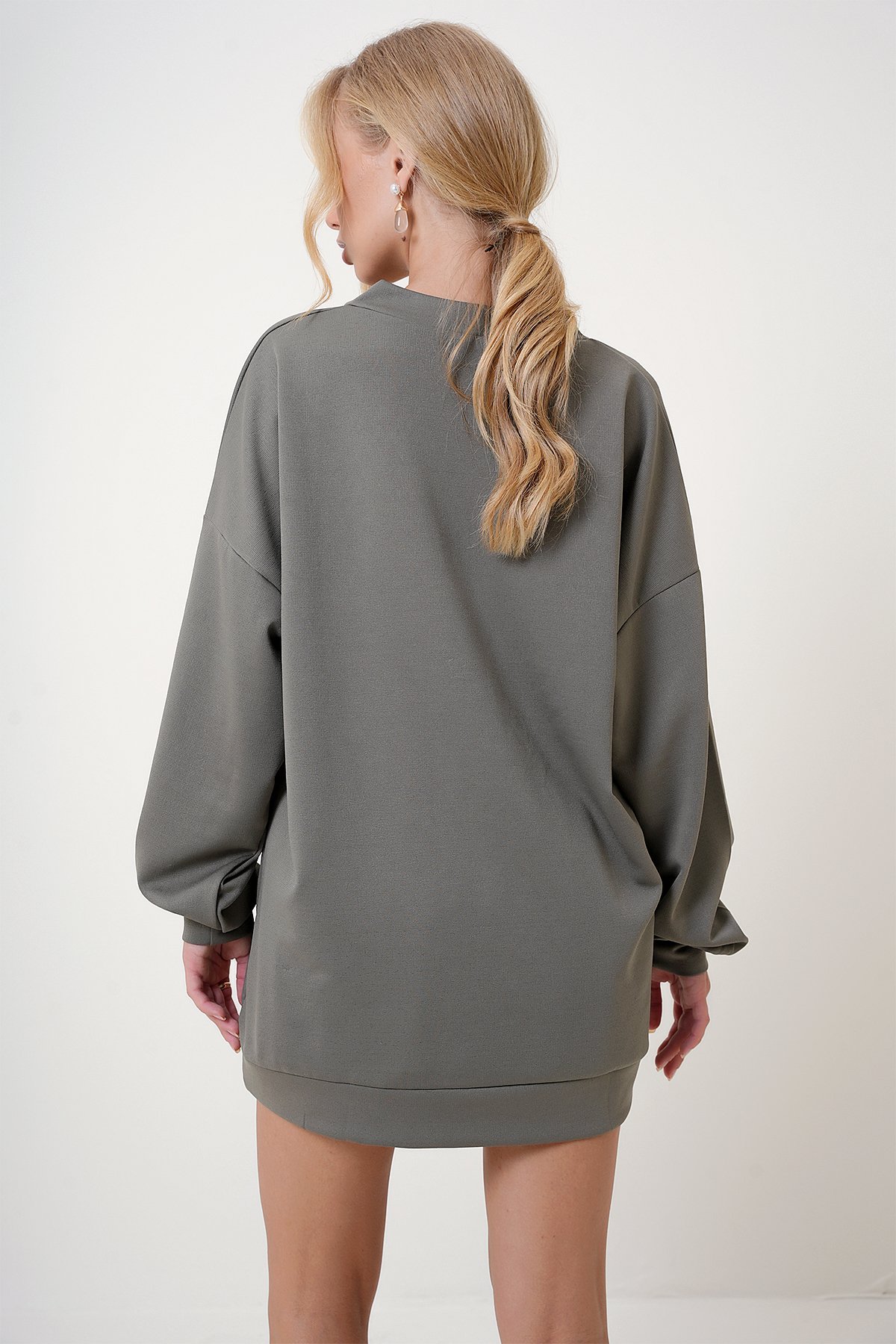 V Yaka Çıtçıt Detaylı Oversize Sweatshirt - Haki